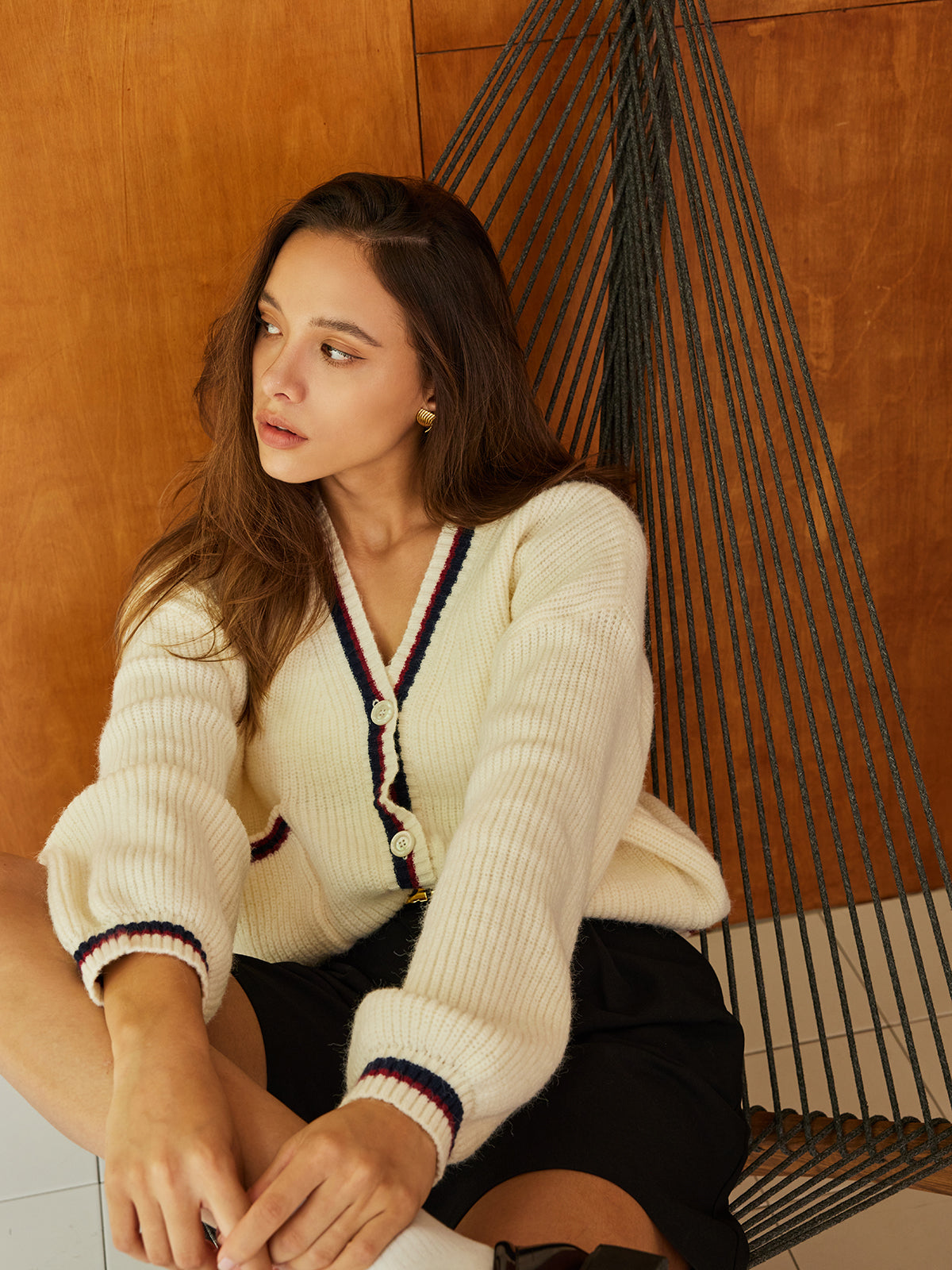 Büyük Boy Kontrast Kesim Düğmeli Cepli Hırka