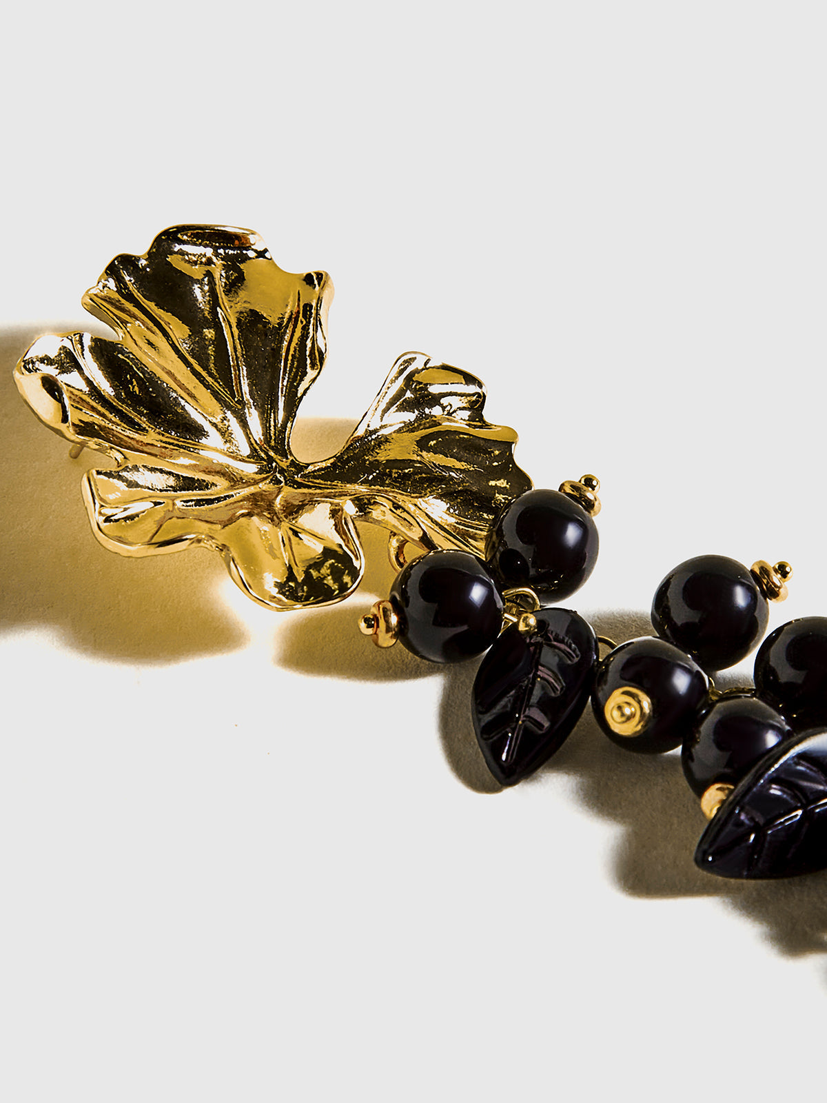 Metal Çiçek Topu Boncuklu Püskül Küpeler