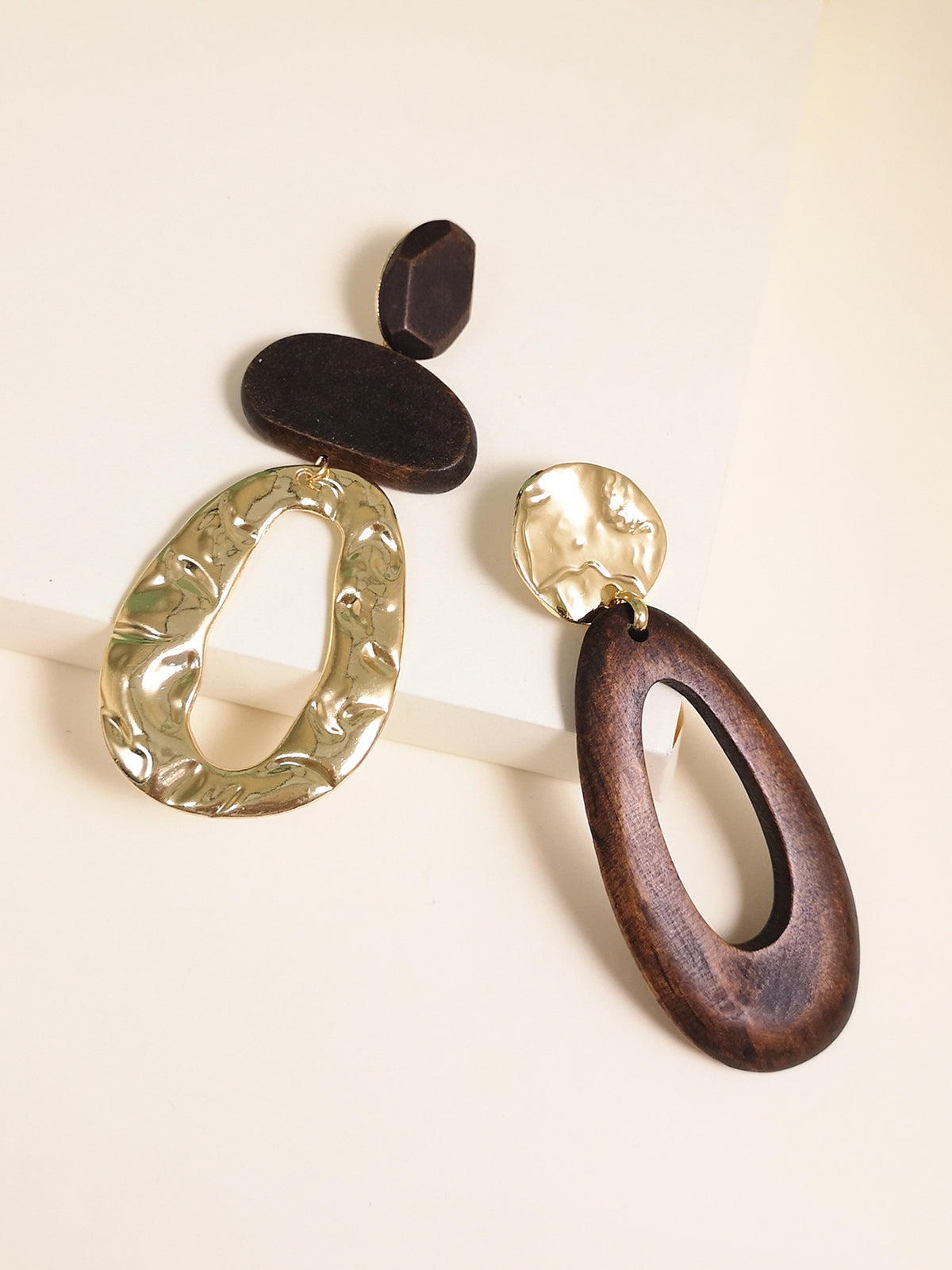 Asimetrik Ahşap ve Metal Damla Küpeler