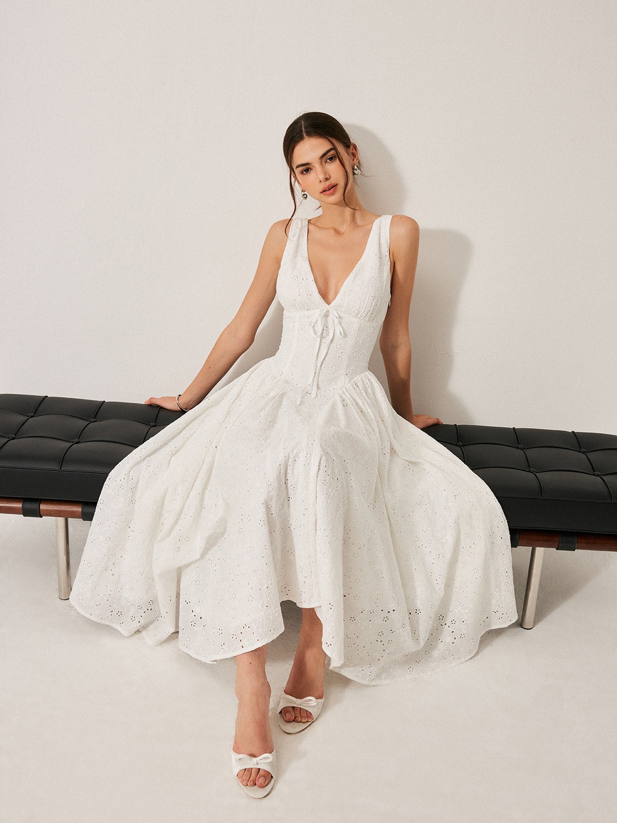 Pamuklu İşlemeli Sırt Bağcıklı Elbise