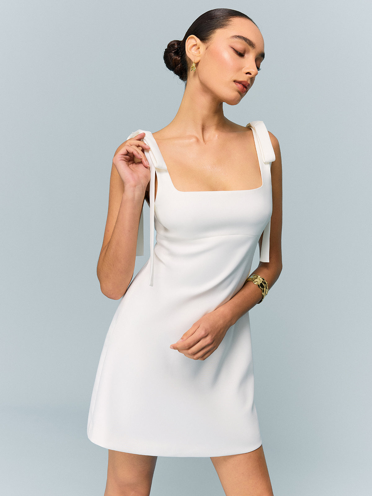 Fiyonklu Askılı Sırtı Açık Mini Elbise