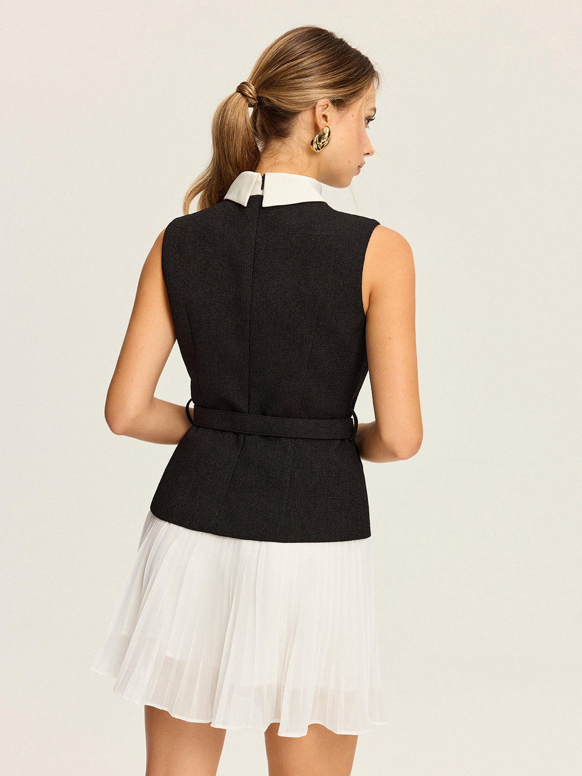 Kolsuz Kemerli Yelek ve Pileli Etek Takımı