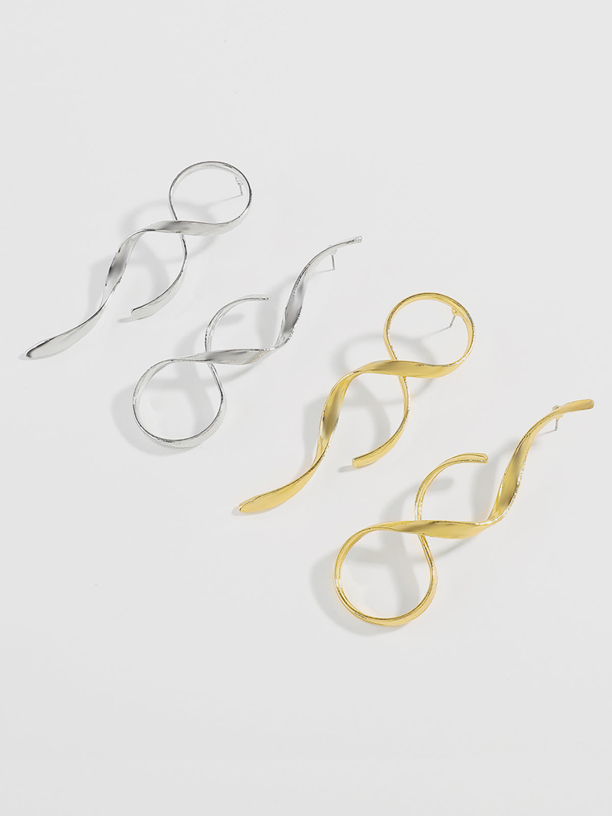 Altın Bükülmüş Damla Küpeler