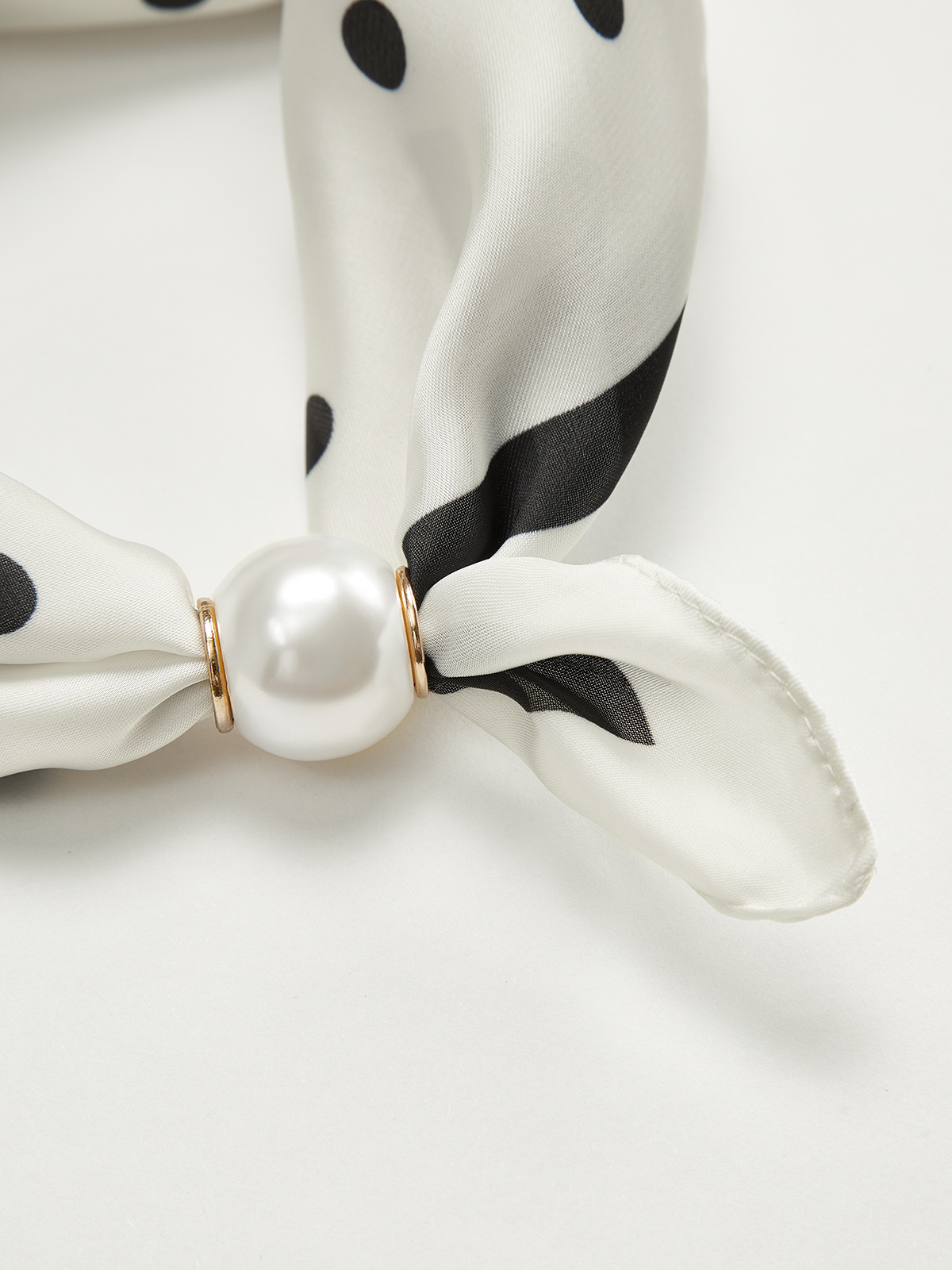 İnci Mıknatıslı Kapatmalı Puantiyeli Boyun Eşarbı