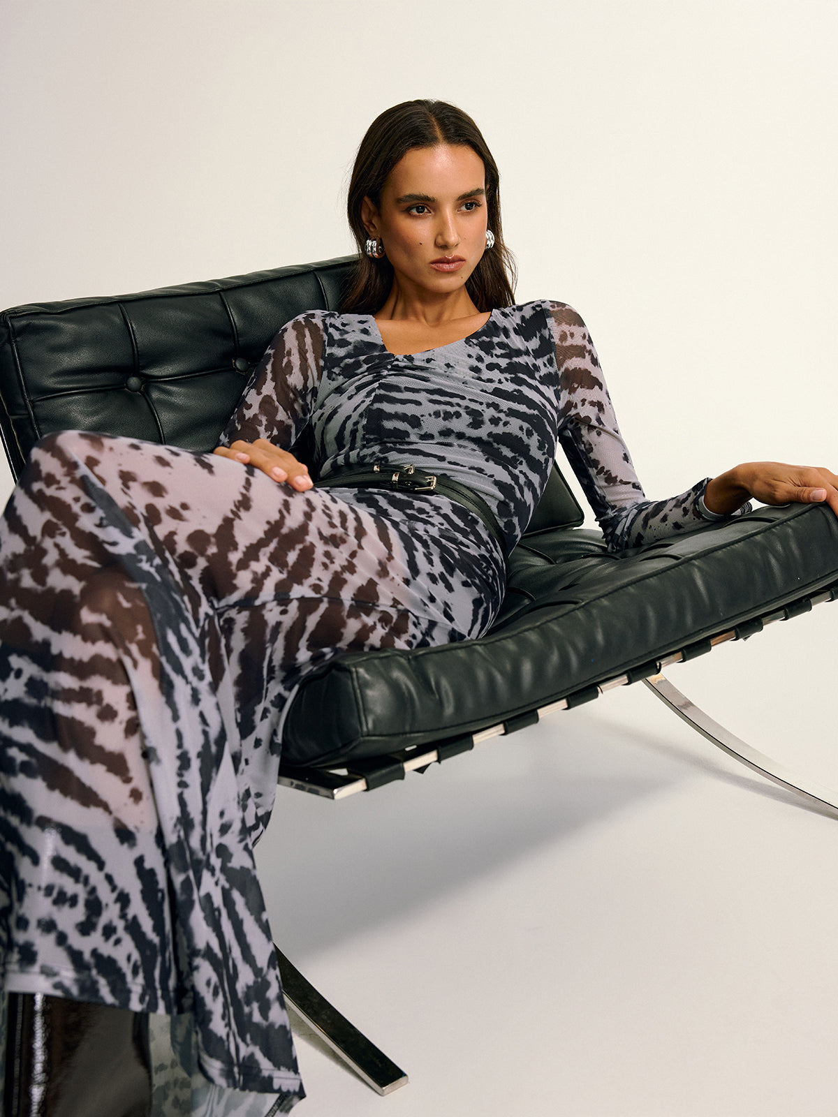 Uzun Kollu Büzgülü Soyut Baskılı Elbise