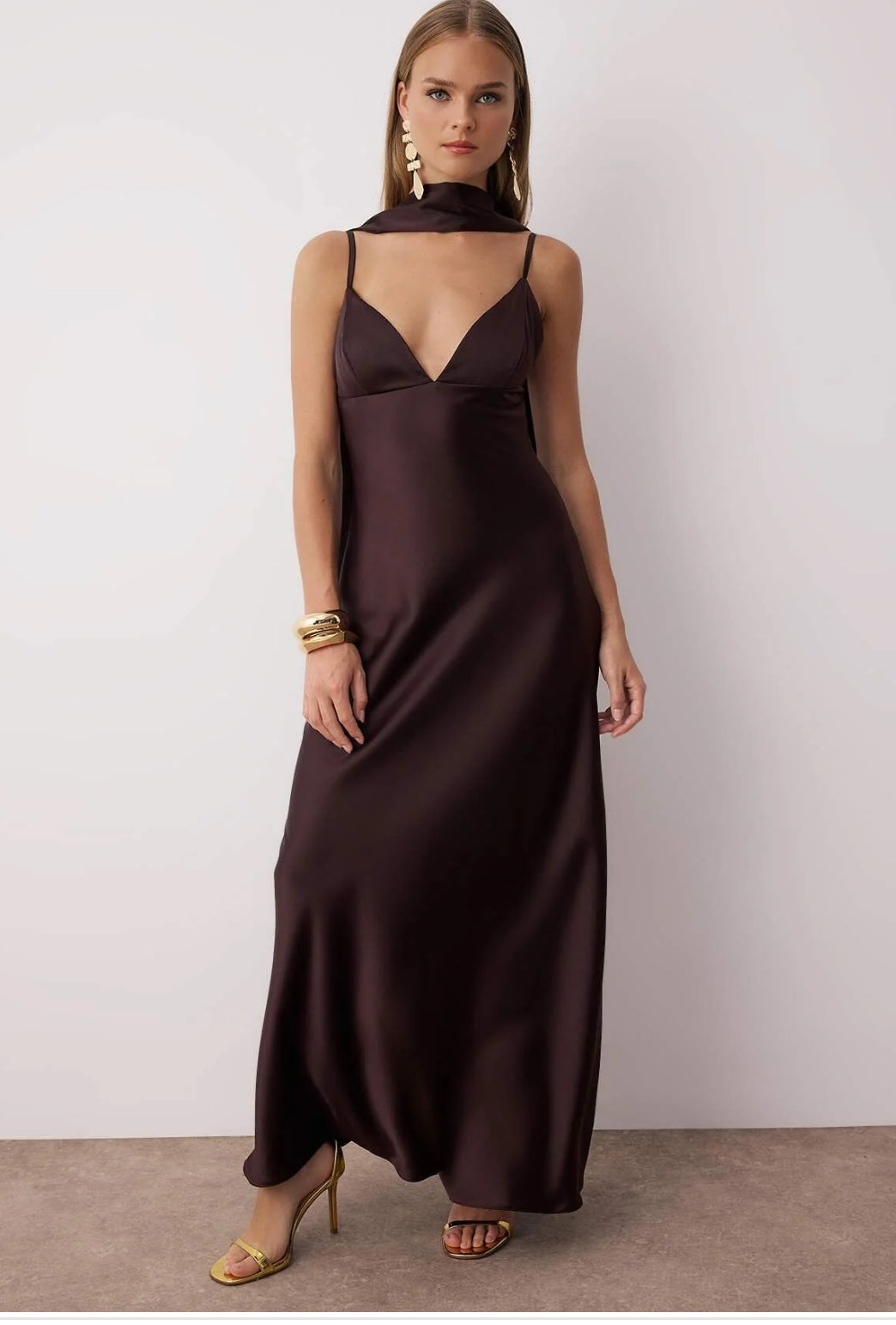 Kahverengi Şal Detaylı Saten Dokuma Elbise