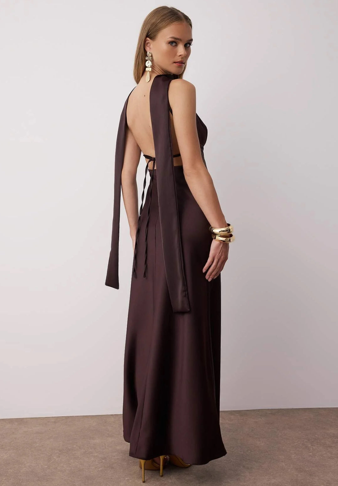 Kahverengi Şal Detaylı Saten Dokuma Elbise