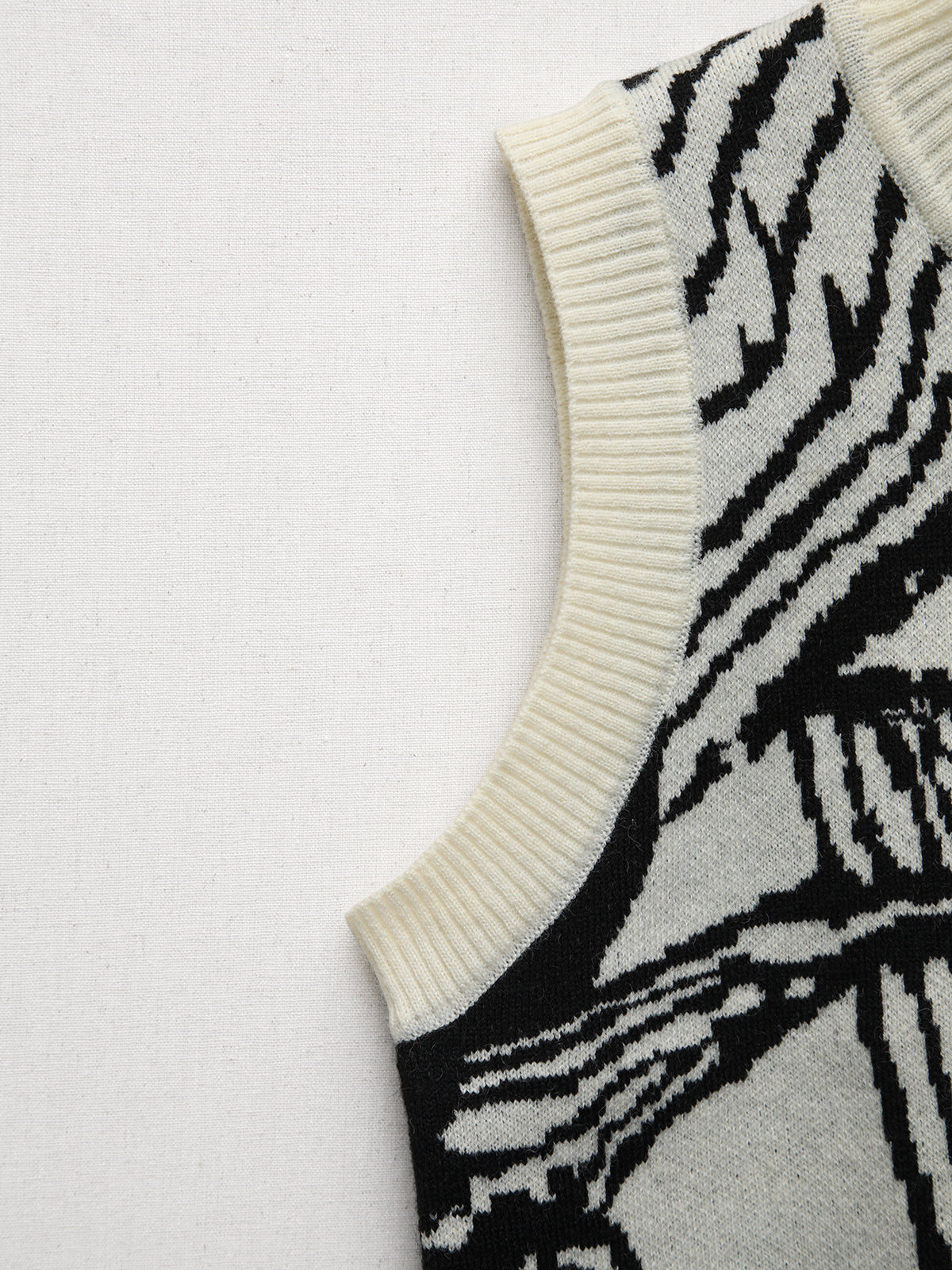 Kontrast Kenarlı Çiçekli Kazak Yelek