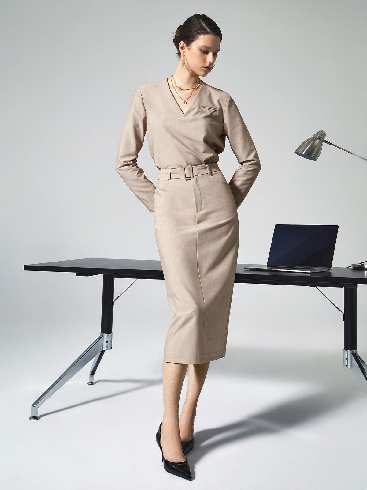 Düz V Yakalı Kemerli İki Parça Etek Takımı