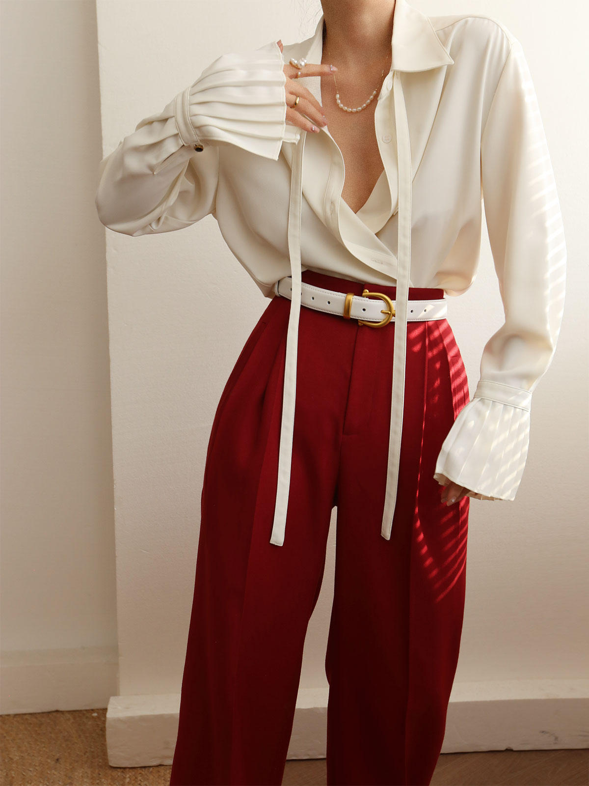 Pileli Manşet Yaka Bağcıklı Düğmeli Gömlek