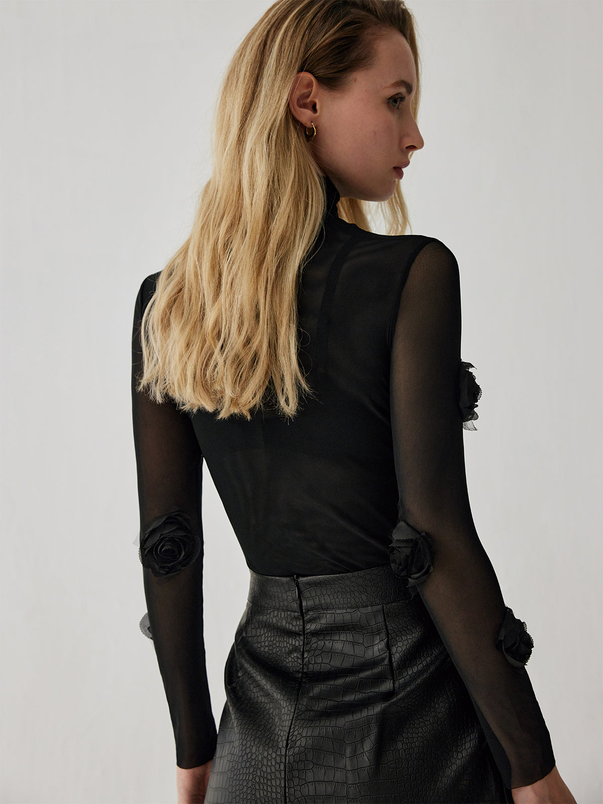 Yarı Şeffaf Balıkçı Yaka Üç Boyutlu Çiçek Dekorlu Gömlek