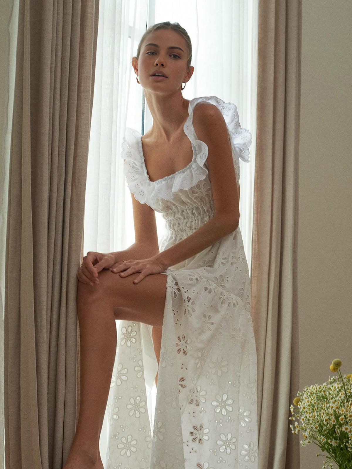 Güneşte Parıldayan Pamuklu İğne Oyası İşlemeli Uzun Elbise