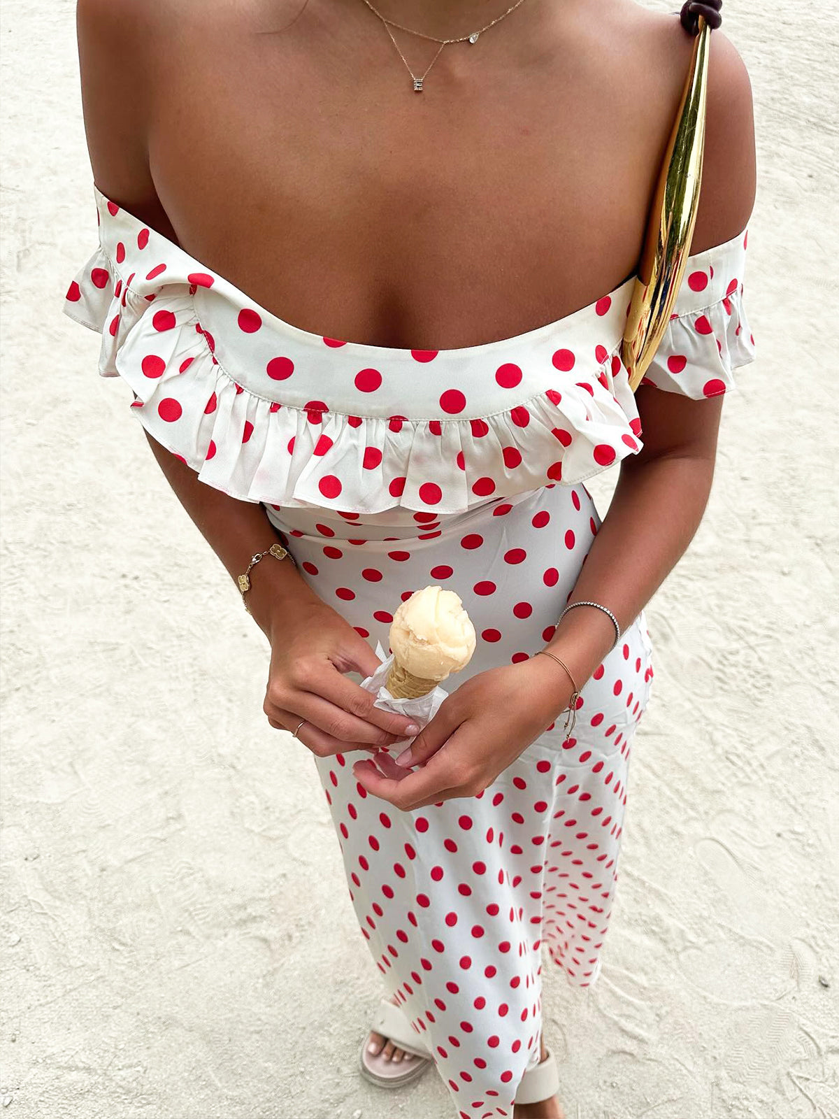 Yarı Şeffaf Puantiyeli Volanlı Etek Ucu Omuzdan Açık Uzun Elbise