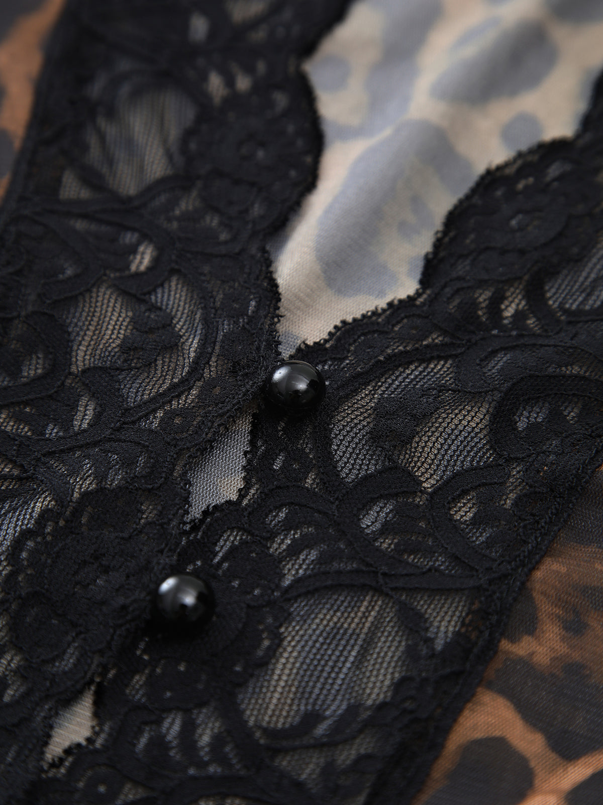 Şeffaf Leopar Desenli Uzun Kollu Dantel Kenarlı Bluz