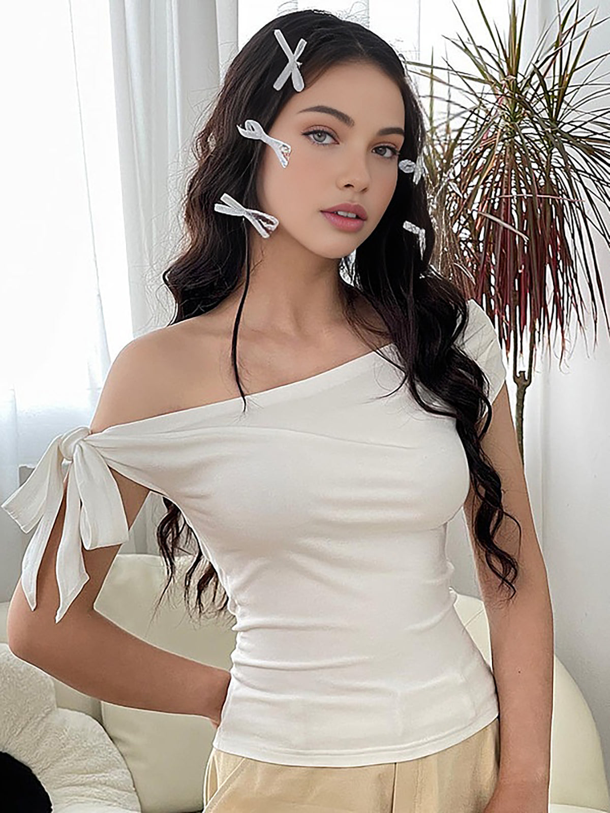 Asimetrik Omuz Açık Fiyonklu Tişört