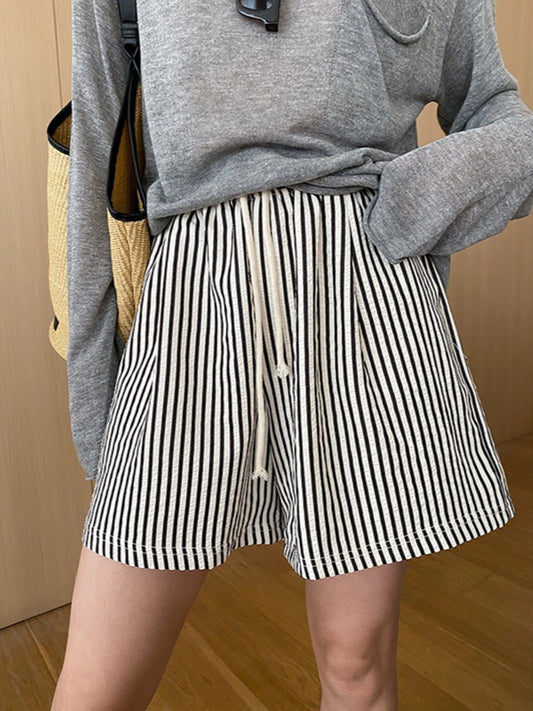 Çizgili Bağcıklı Çok Yönlü Şort