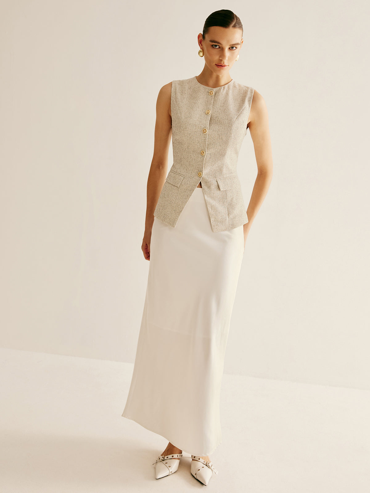 Zarif Göğüslü Kenarlı Yırtmaçlı Yelek