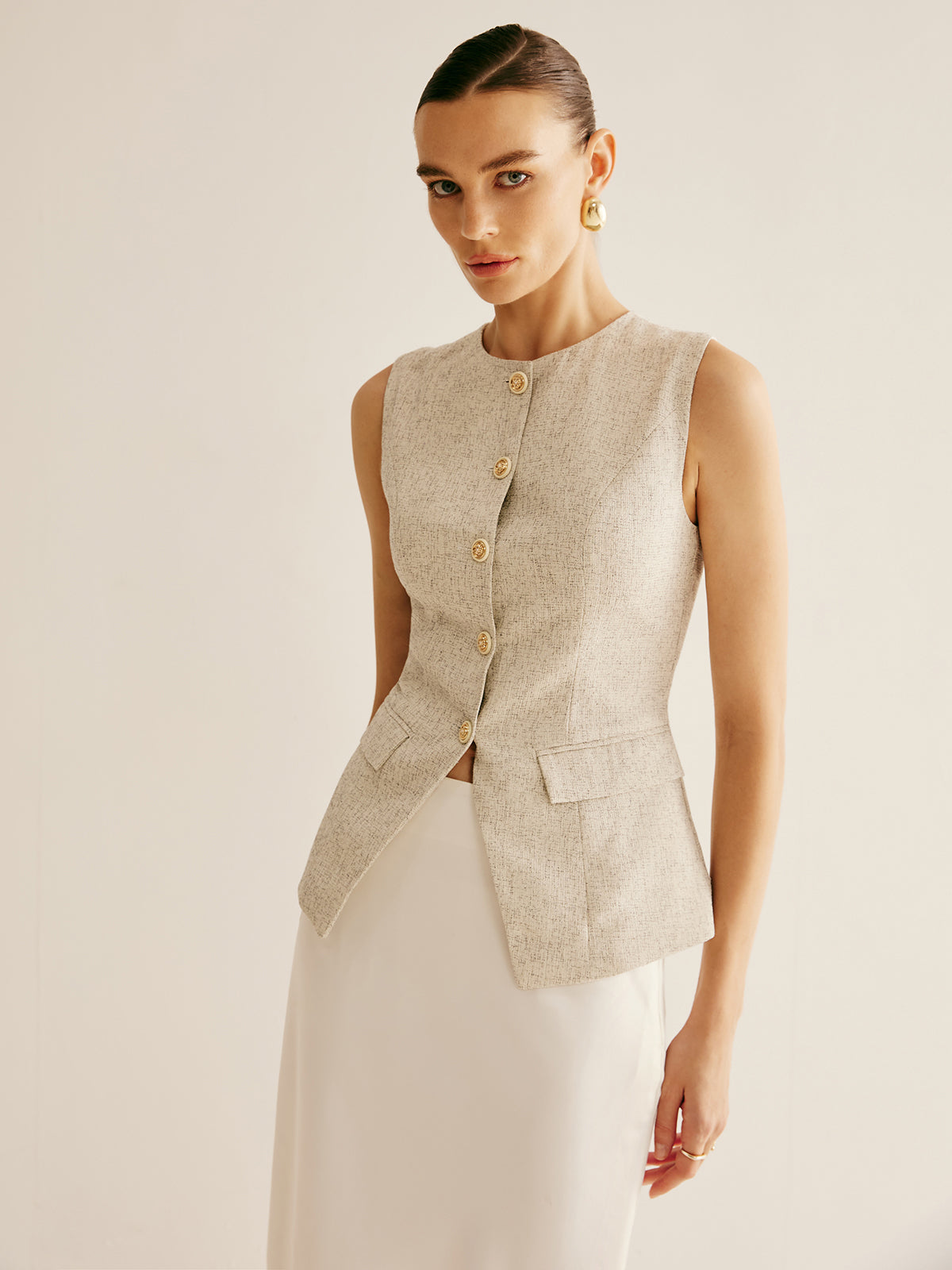 Zarif Göğüslü Kenarlı Yırtmaçlı Yelek