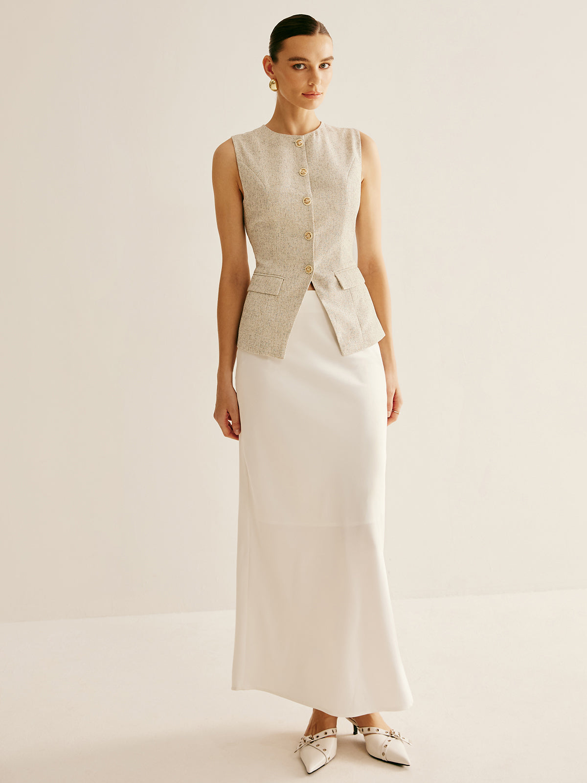 Zarif Göğüslü Kenarlı Yırtmaçlı Yelek