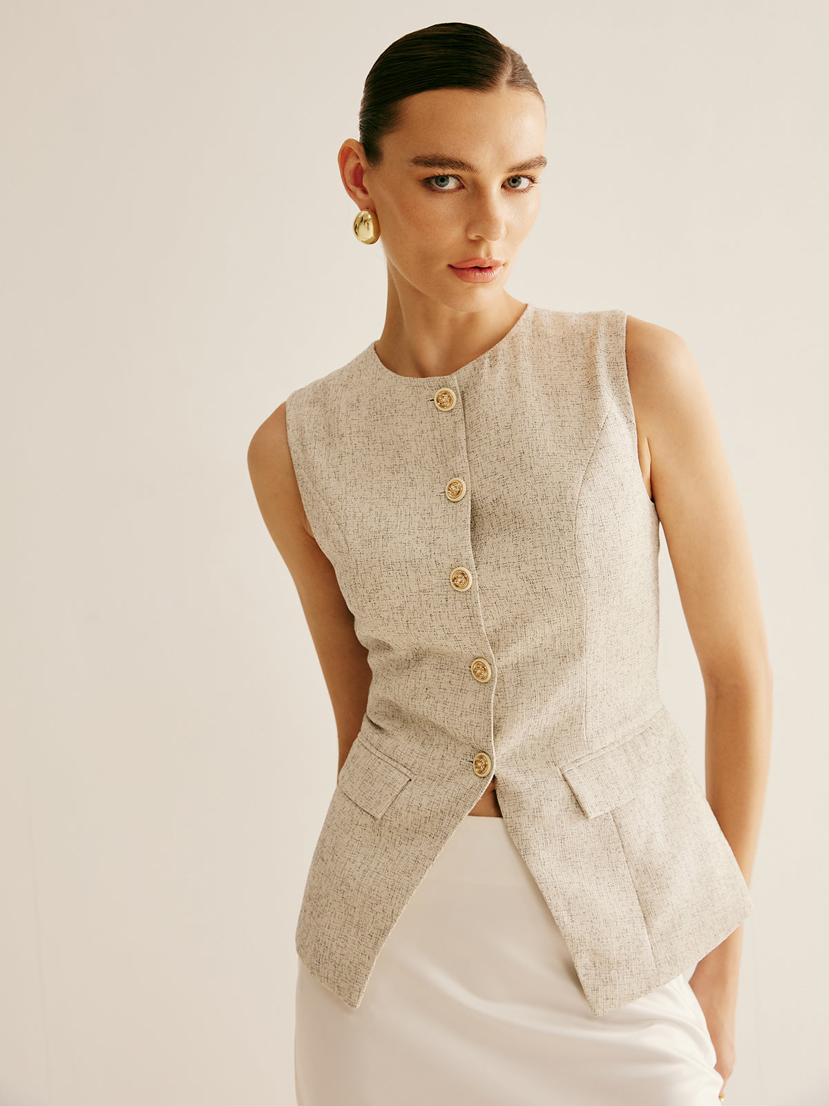 Zarif Göğüslü Kenarlı Yırtmaçlı Yelek