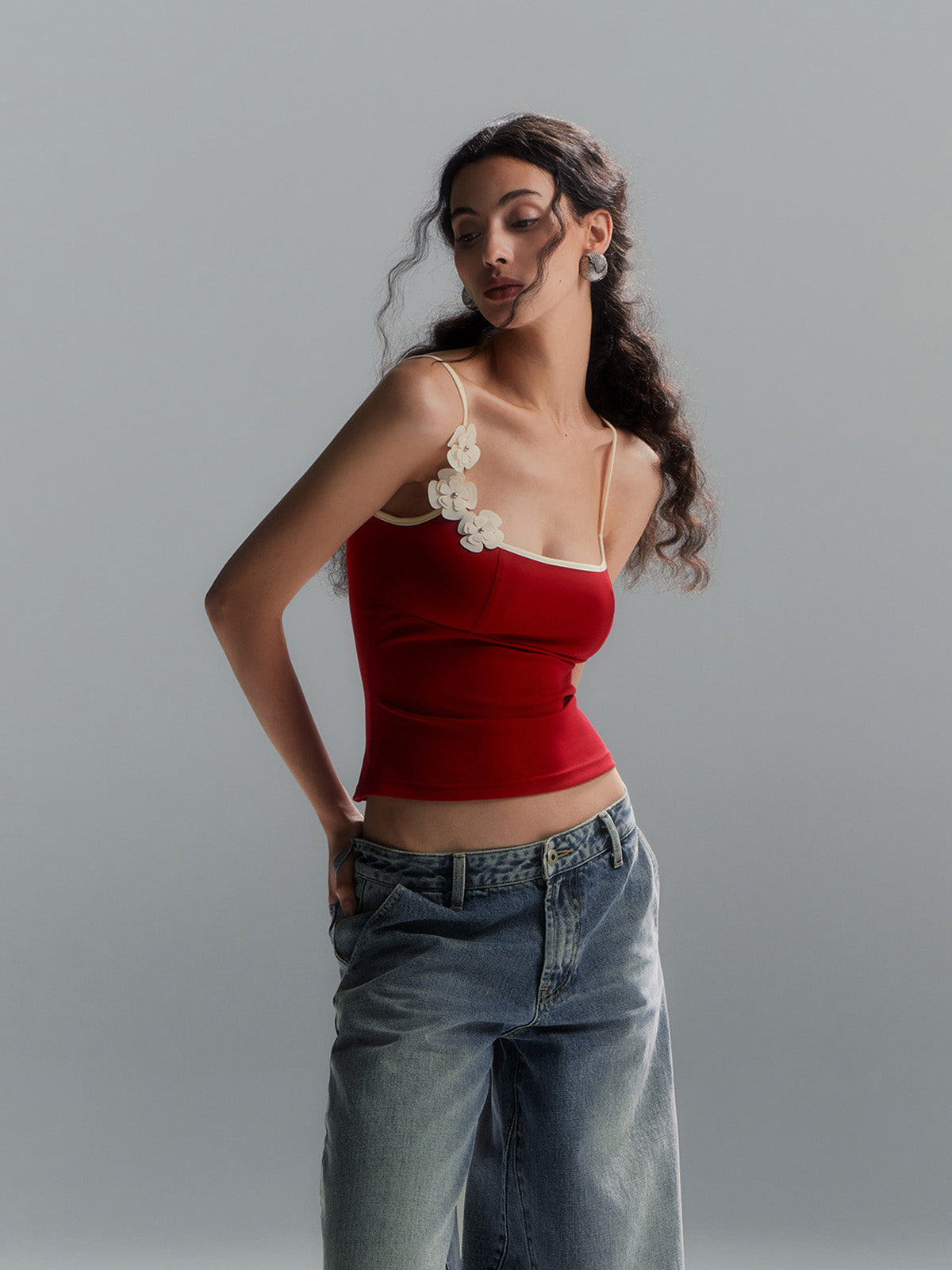 Çiçek Kontrastlı Vücuda Oturan Askılı Üst