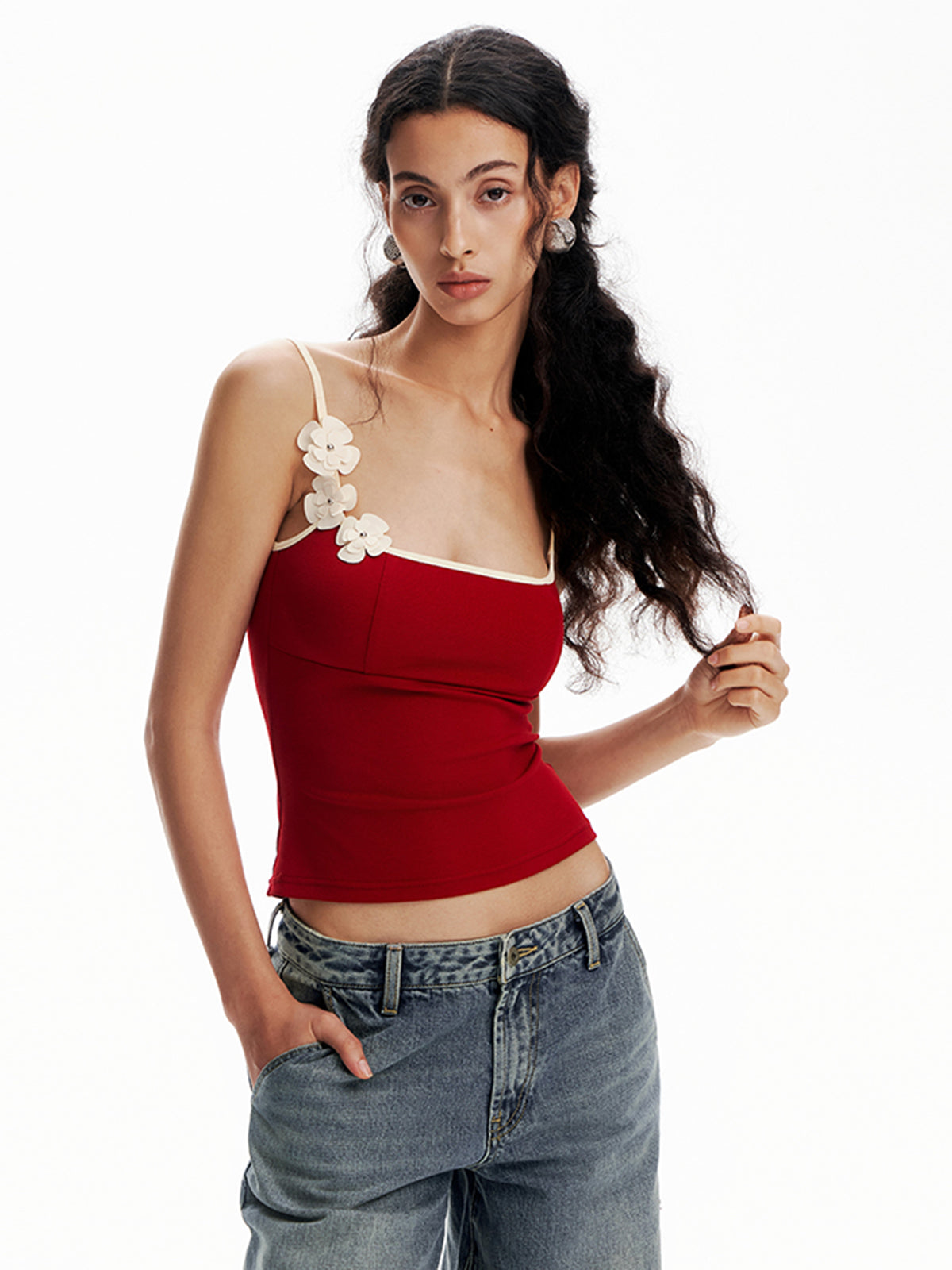 Çiçek Kontrastlı Vücuda Oturan Askılı Üst