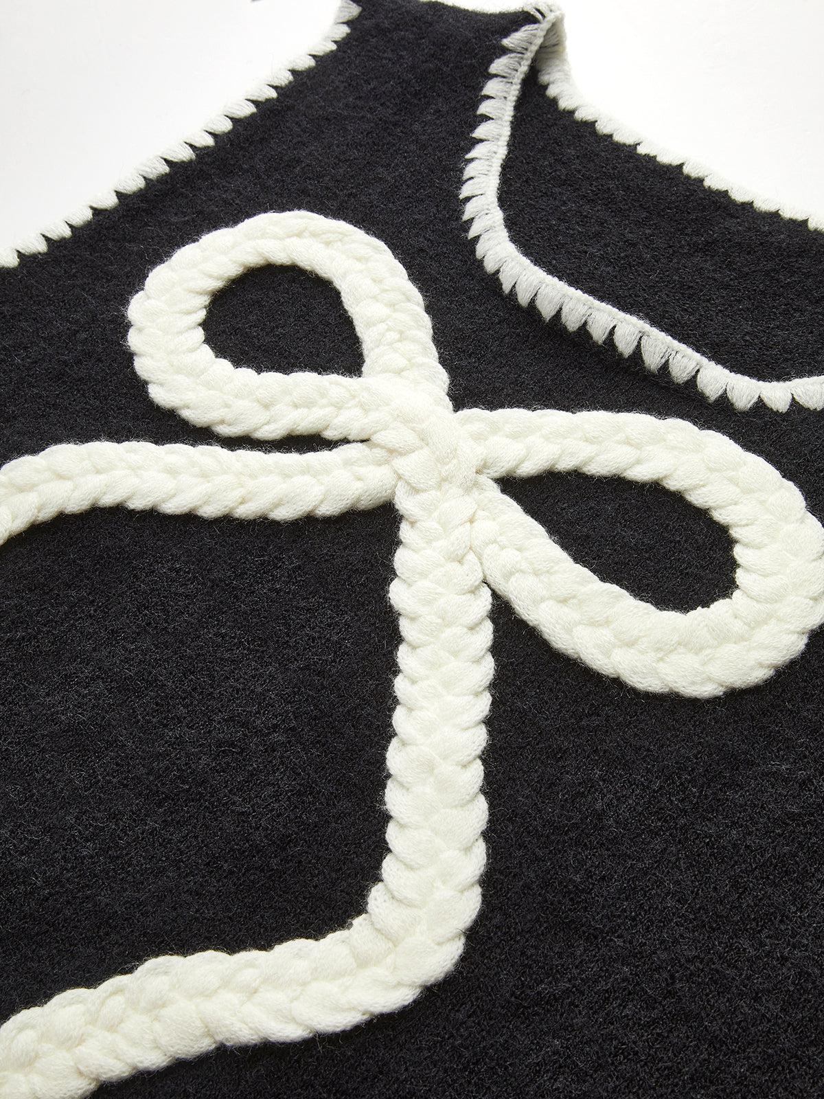 Kontrast Kenarlı Fiyonklu Kazak Yelek