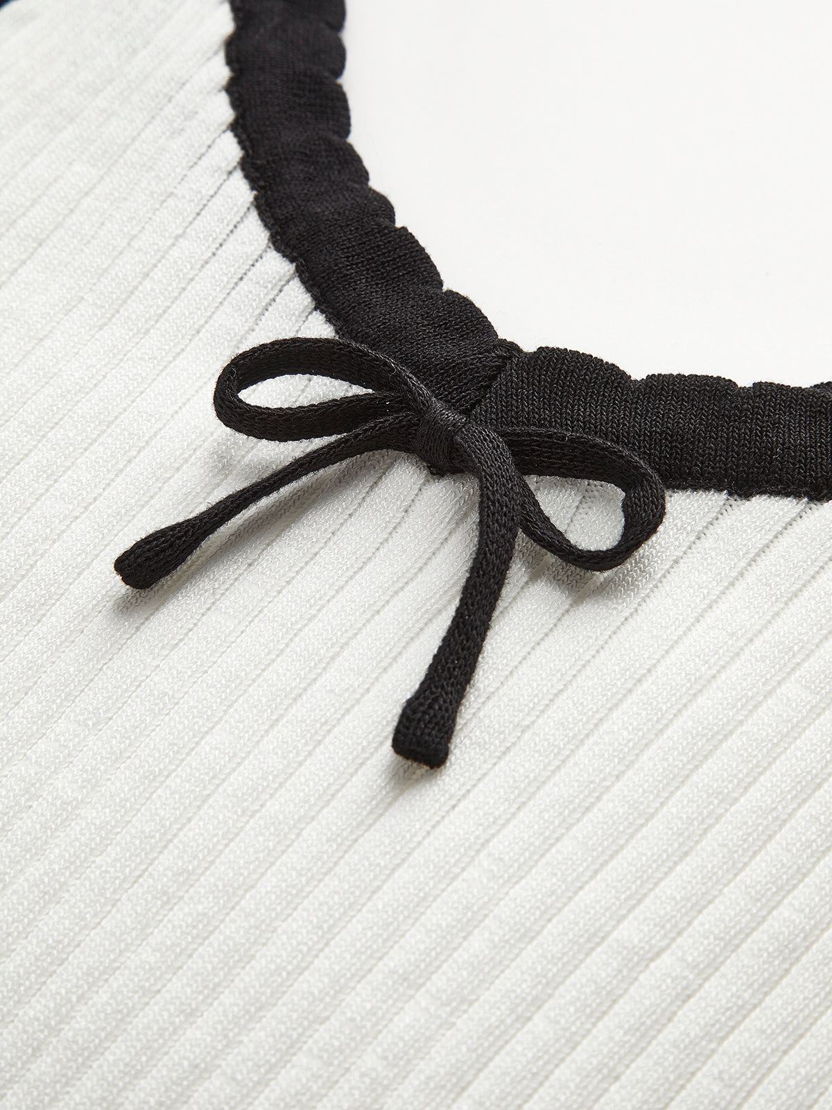 Kontrast Kesim Fiyonklu Kırpılmış Kazak Yelek