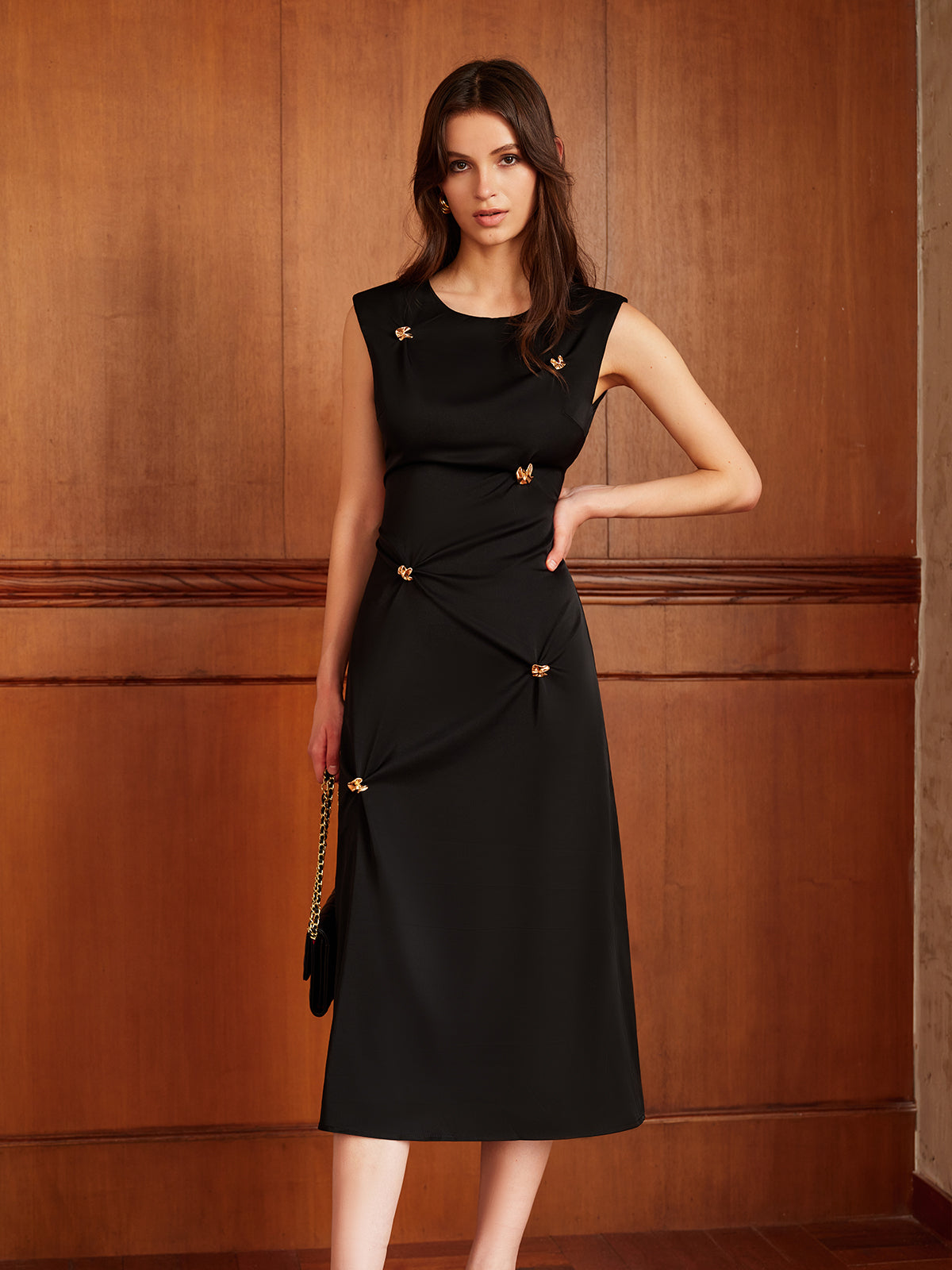 Metal Detaylı Sırtı Açık Pileli Askılı Elbise