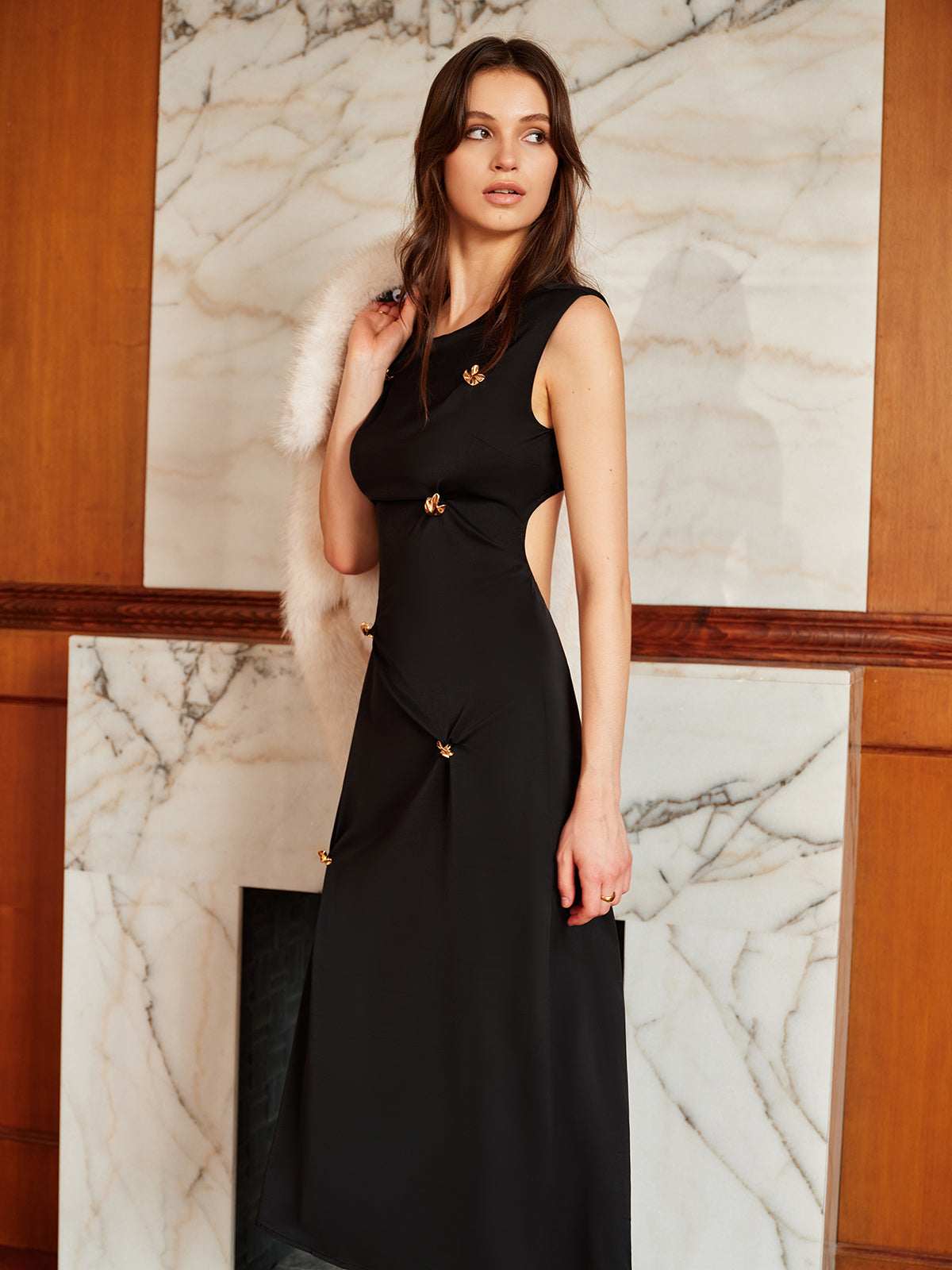 Metal Detaylı Sırtı Açık Pileli Askılı Elbise