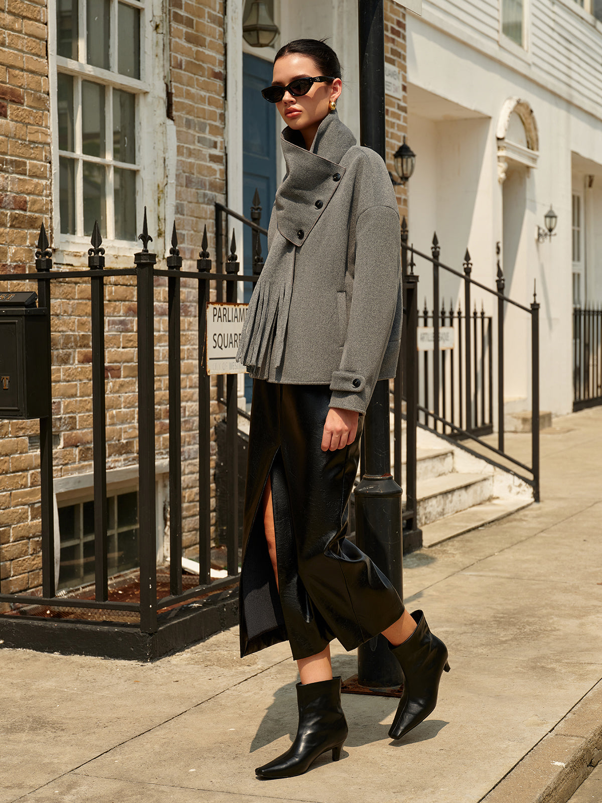 Göğüslü Yün Palto ve Eşleşen Püsküllü Atkı