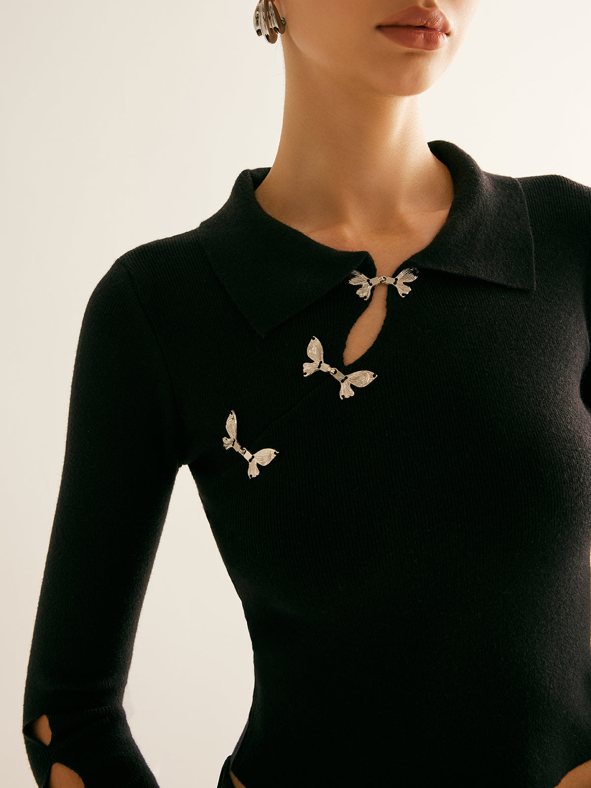 Metal Dekorlu Kesik Yaka Kısa Kazak