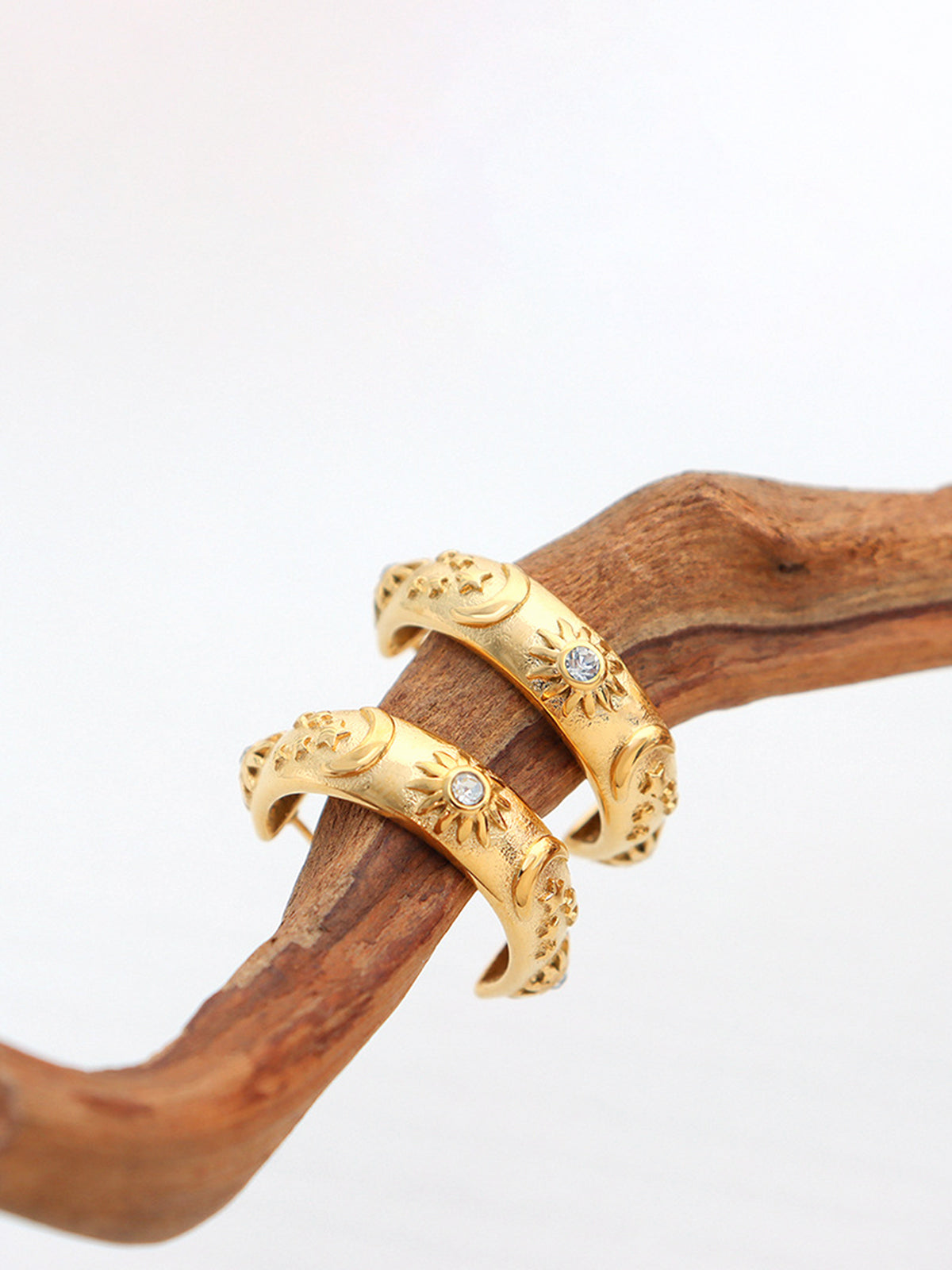 Kabartmalı Desenli Zirkonyum Halka Küpeler