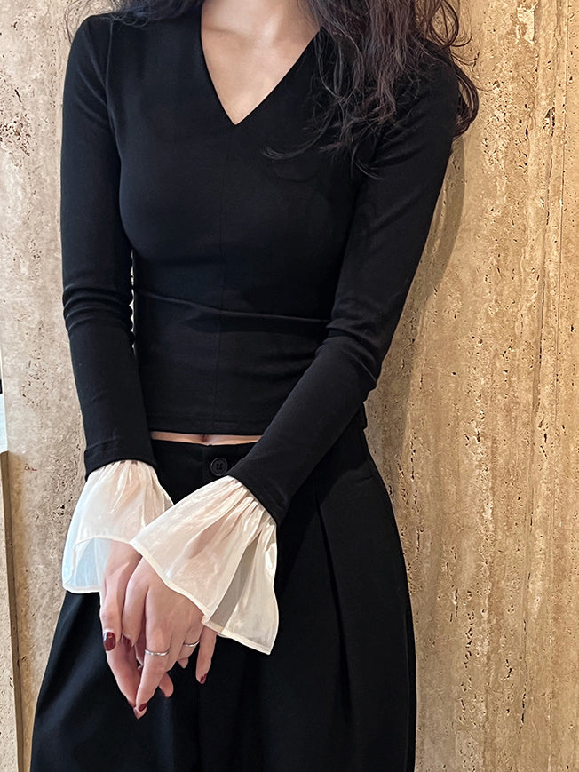 V Yaka Kontrast Volanlı Manşet Tişört