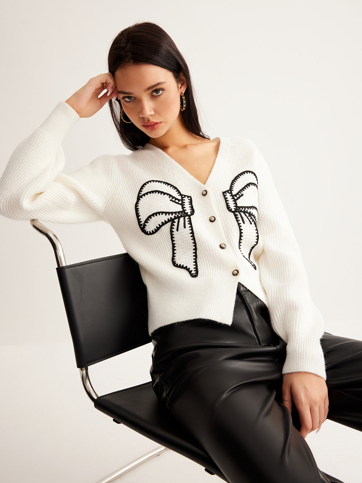 Nakışlı-Fiyonklu Düğmeli Kısa Hırka