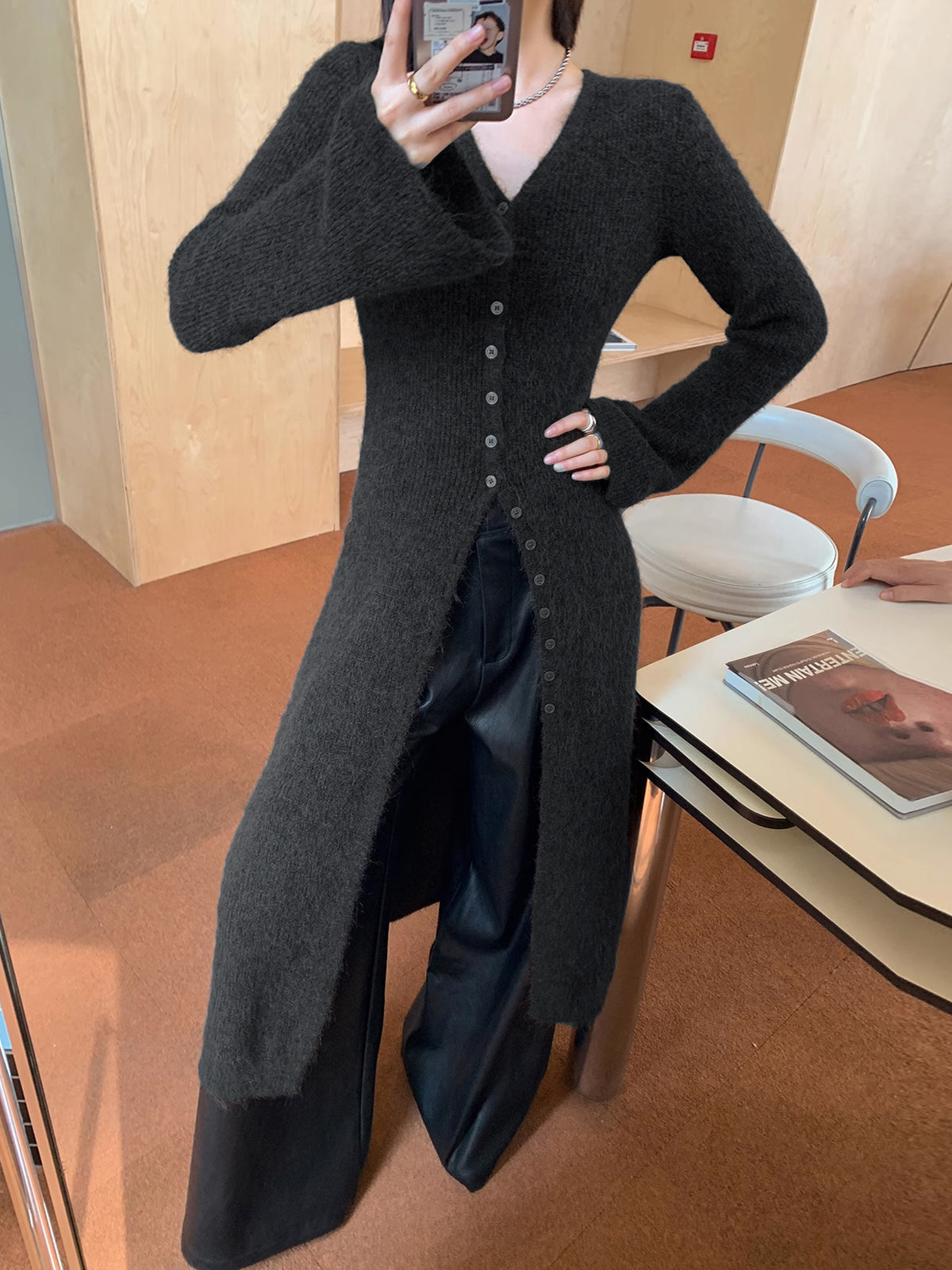 V Yakalı, Göğüsleri Açık Kazak Elbise