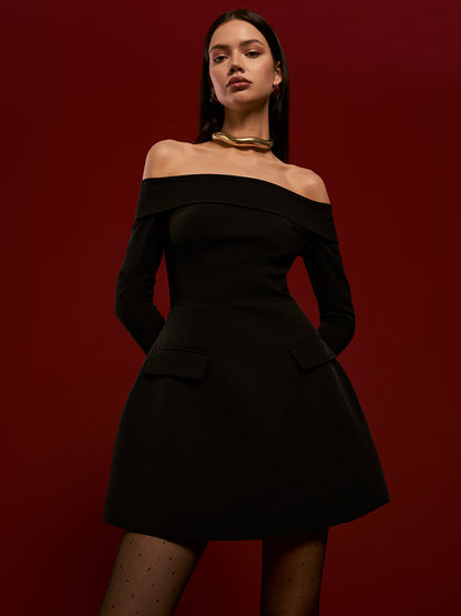 Omuzları Açık Pileli Kısa Elbise