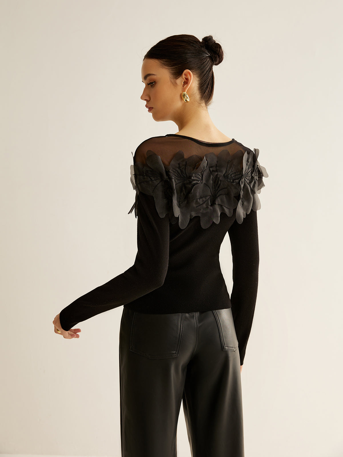 Yarı Şeffaf Çiçek Desenli İnce Bluz