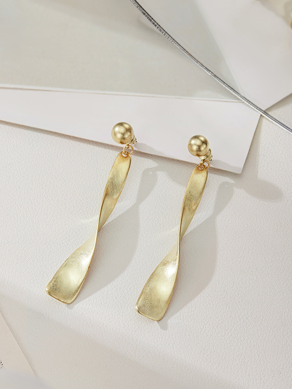 Vintage Metal Twist Damla Küpeler