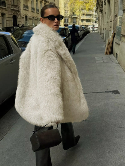 Büyük Boy Tüylü Kadın Suni Kürk Mont