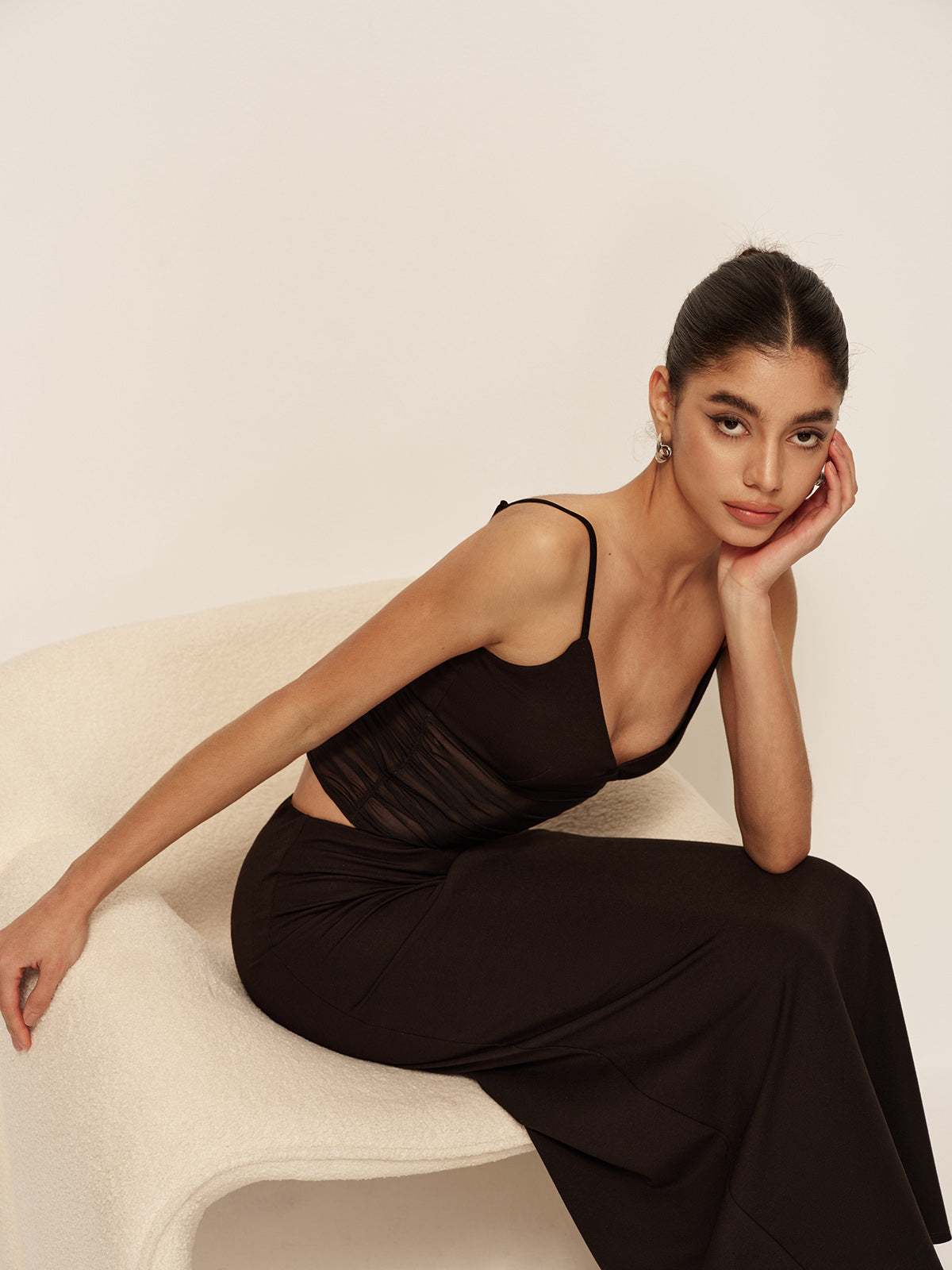 Yarı Şeffaf Düşük V Yaka Asimetrik Büzgülü Elbise