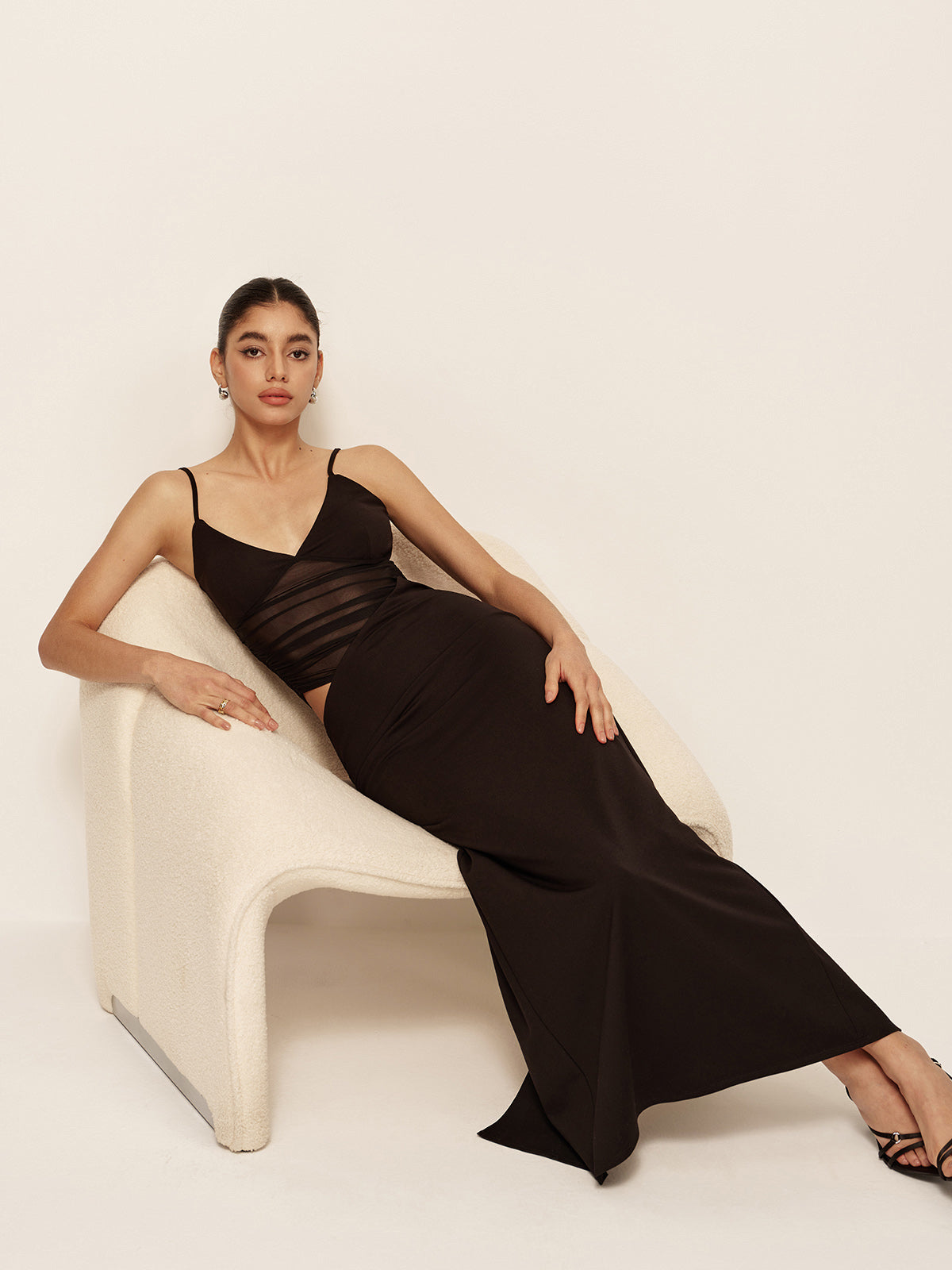 Yarı Şeffaf Düşük V Yaka Asimetrik Büzgülü Elbise