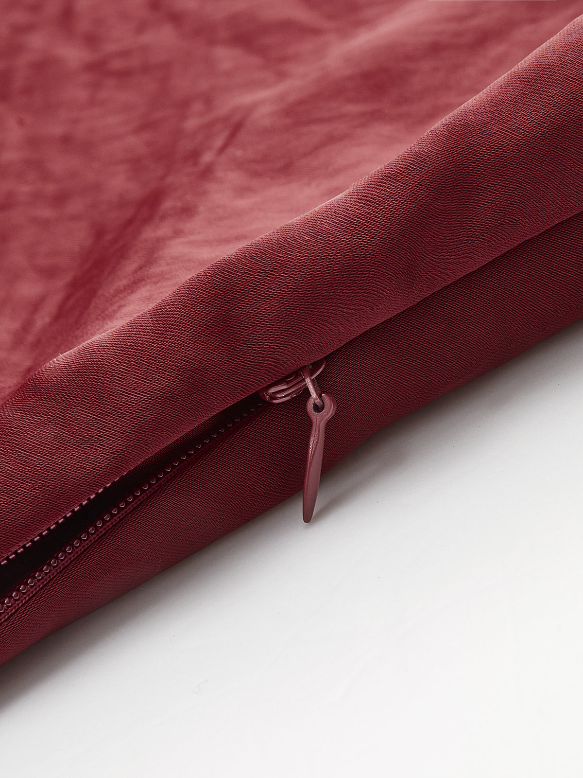 Kapüşonlu Yaka Metal Detaylı Saten Atlet