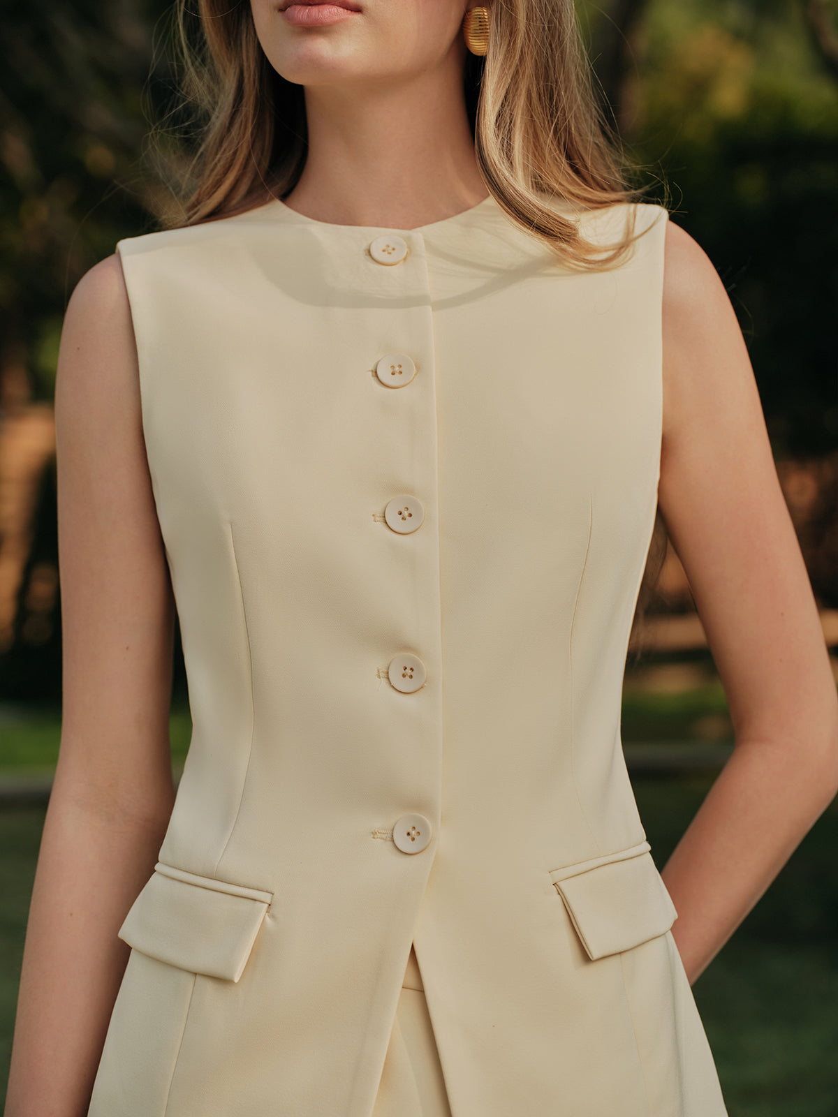 Zarif Düğmeli Yırtmaçlı Yelek