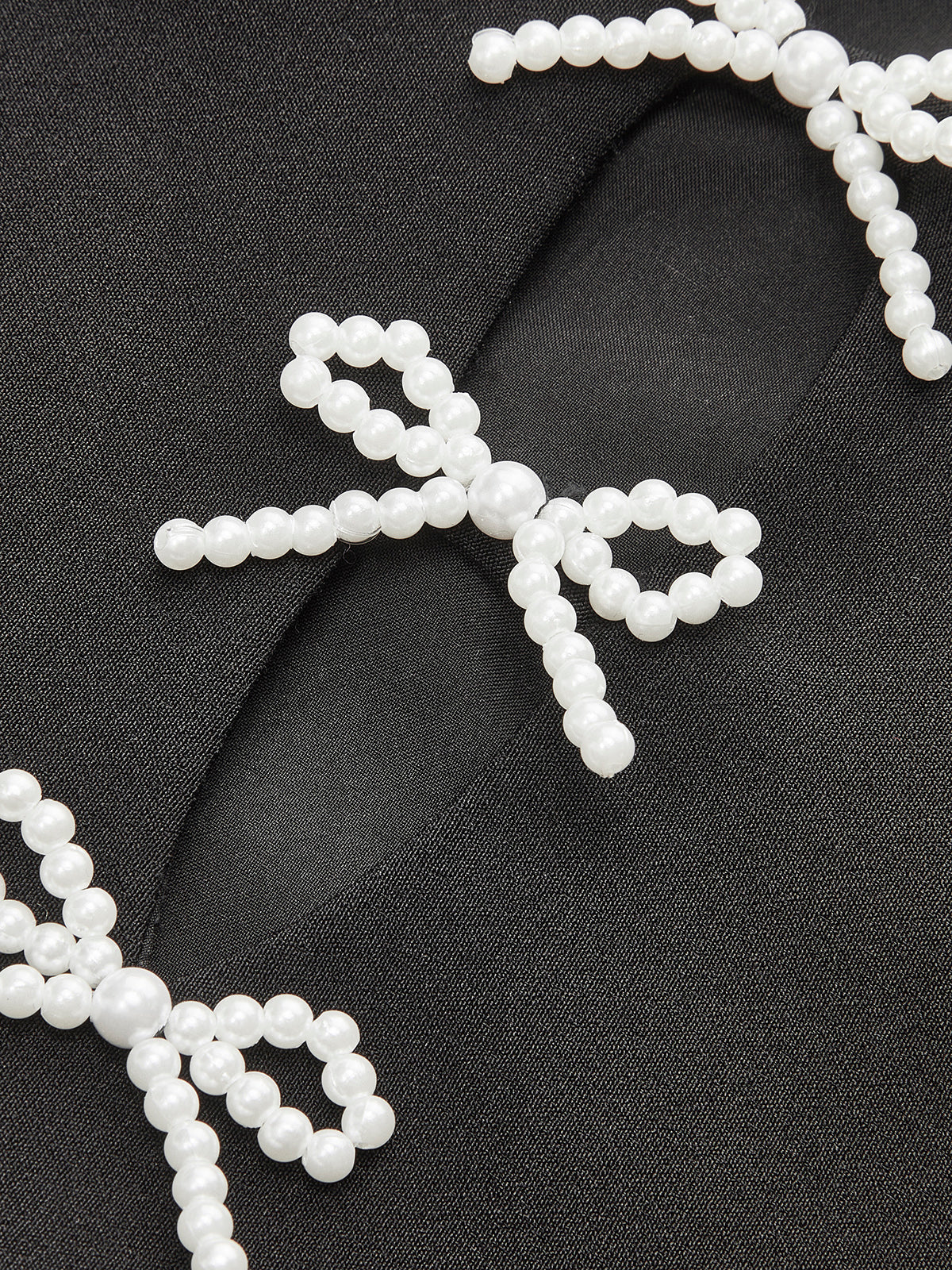 Fiyonklu Kesik Pileli Askılı Kısa Elbise