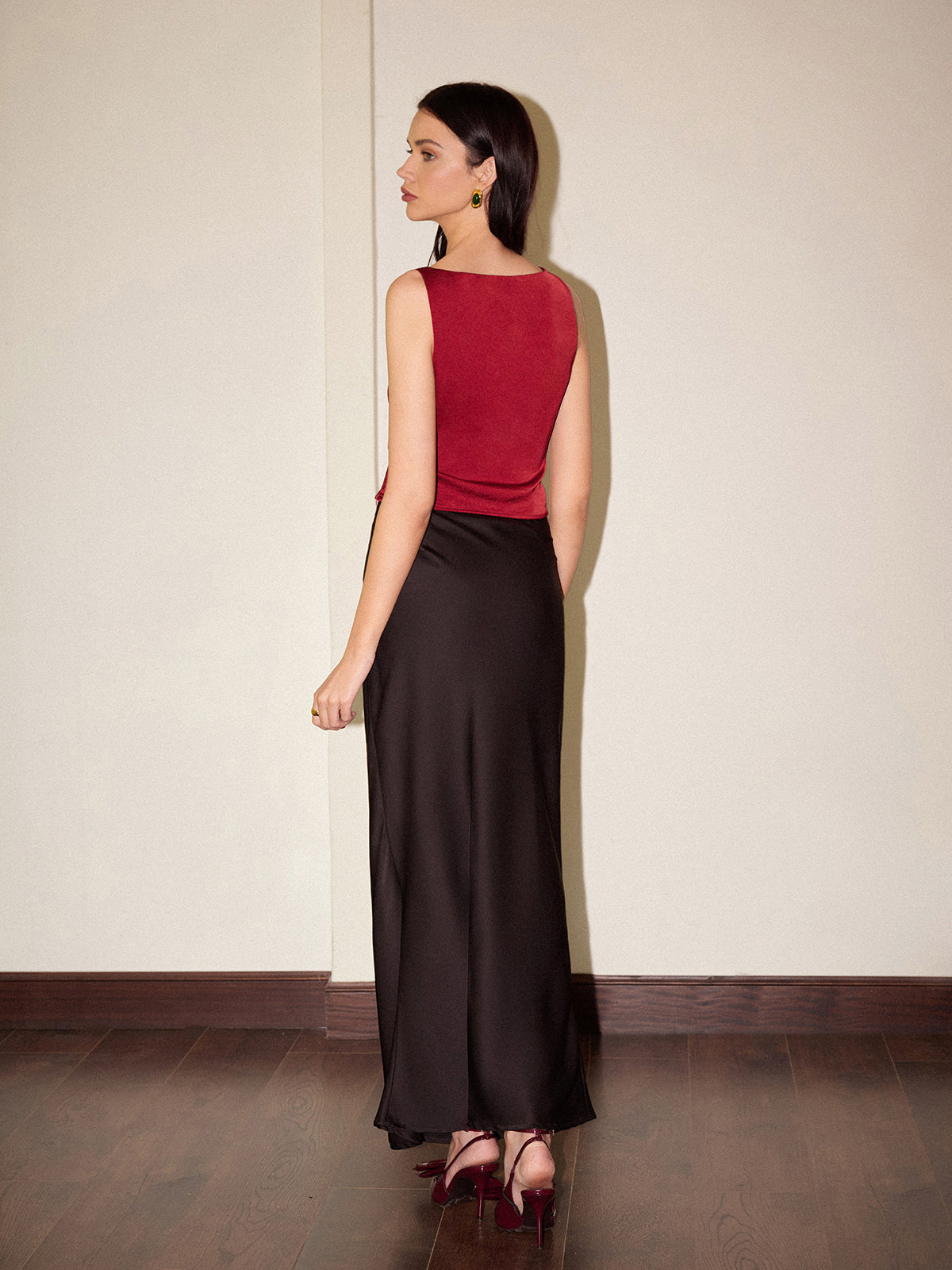 Kapüşonlu Yaka Metal Detaylı Saten Atlet