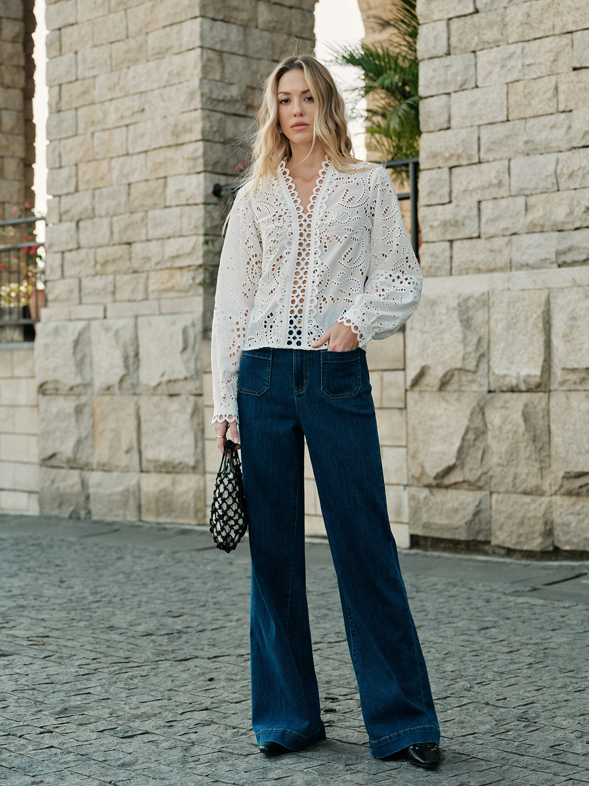 Yarı Şeffaf Nakışlı İçi Boş Detaylı Üst