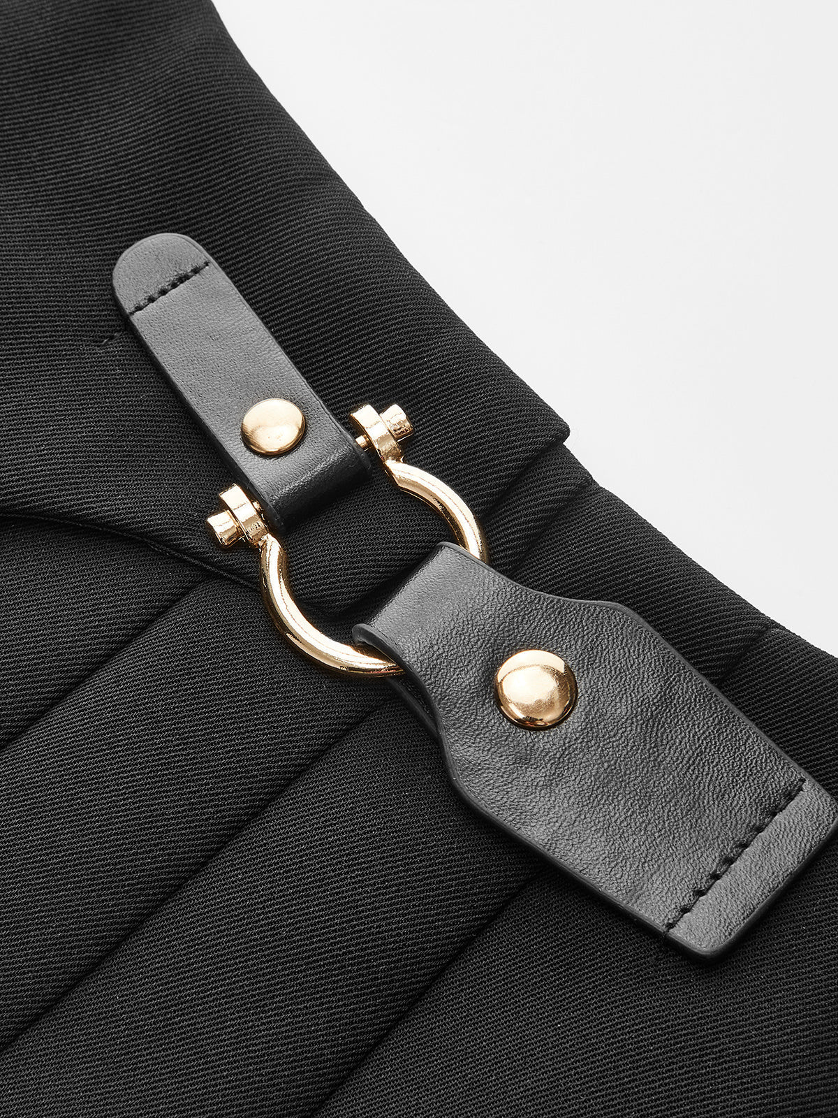 Metal Detaylı Asimetrik Pileli Etek