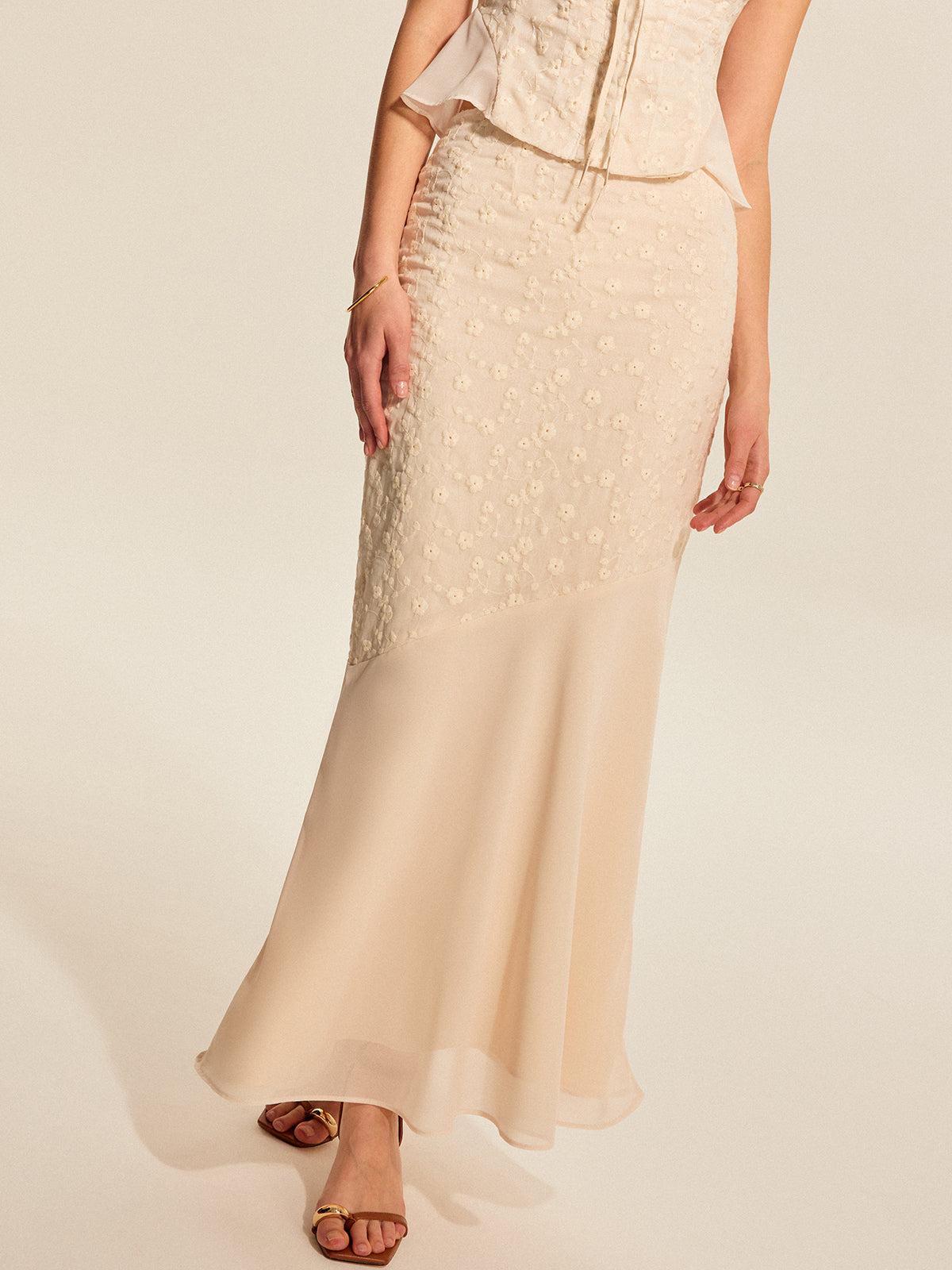 Yarı Şeffaf Çiçek İşlemeli Panel Etek