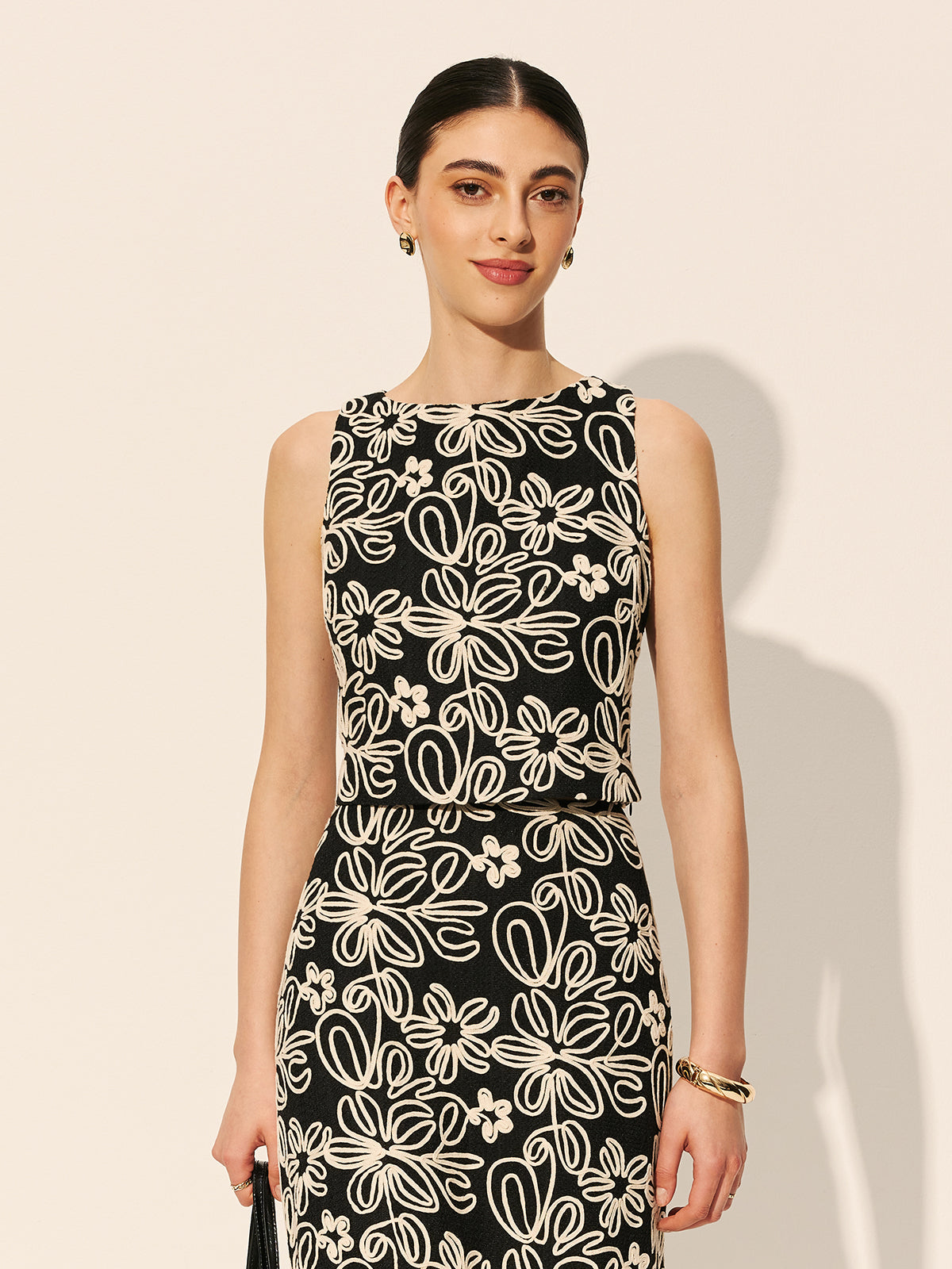 Anahtar Deliği Sırtlı Çiçek İşlemeli Kısa Üst